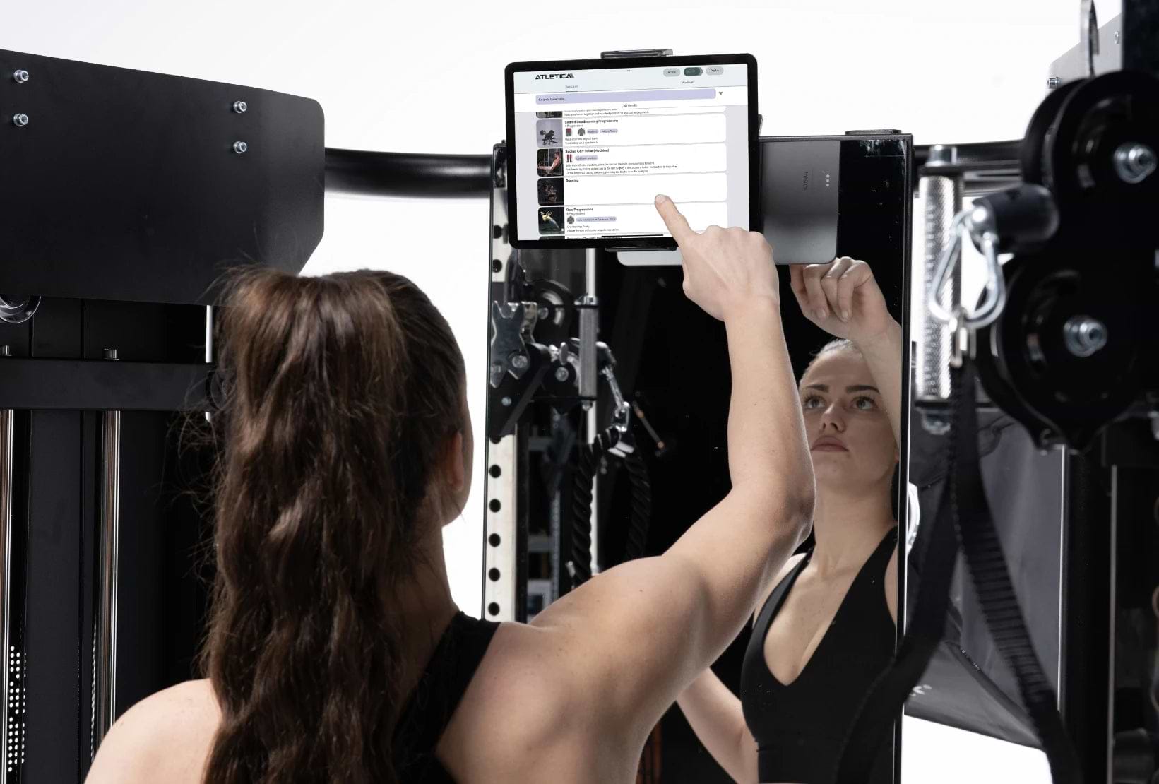 Spiegel und Smart Device Halter an der Quantum Kraftstation