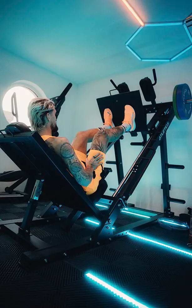 Robert Andrich im Home Gym auf seiner Atletica Hyperleg Beinpresse
