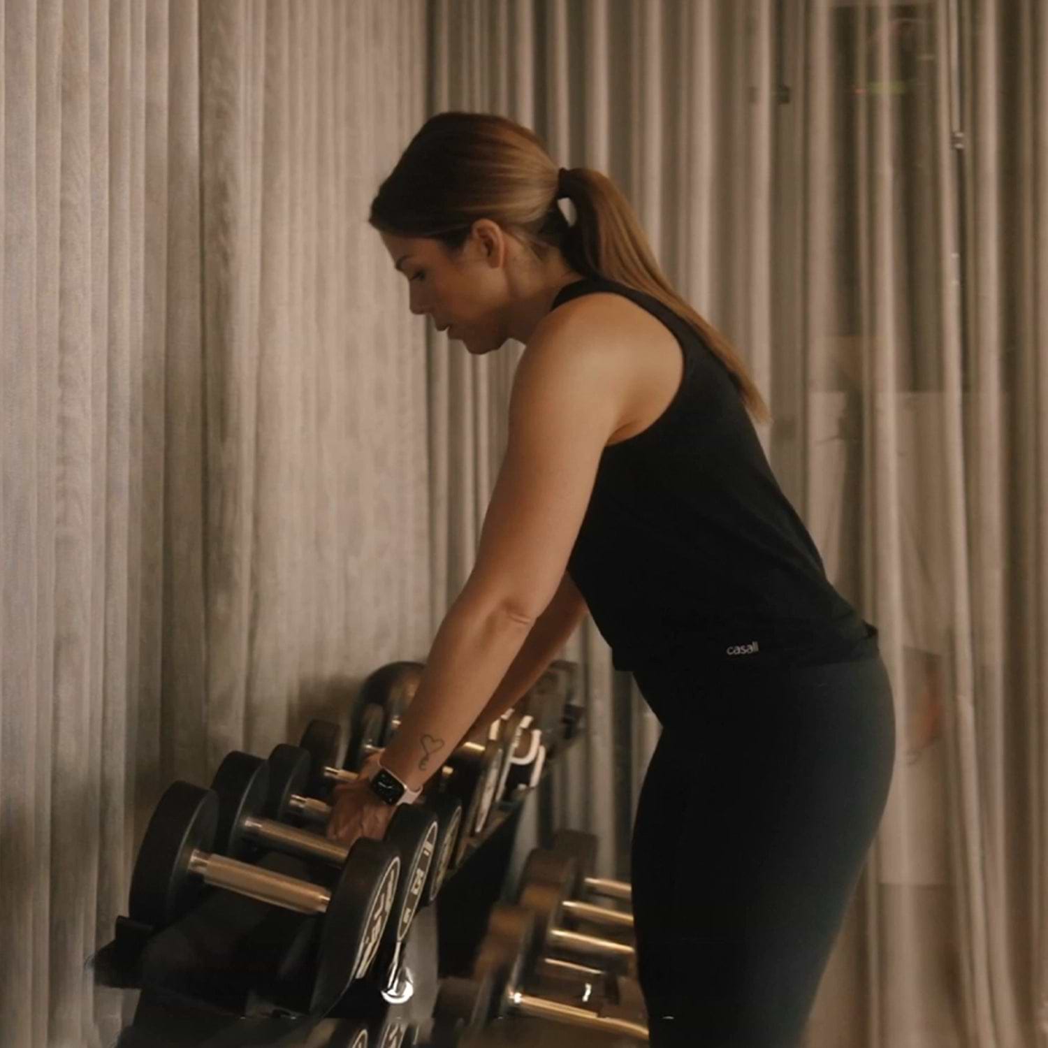 Rundhanteln im Fitnessstudio