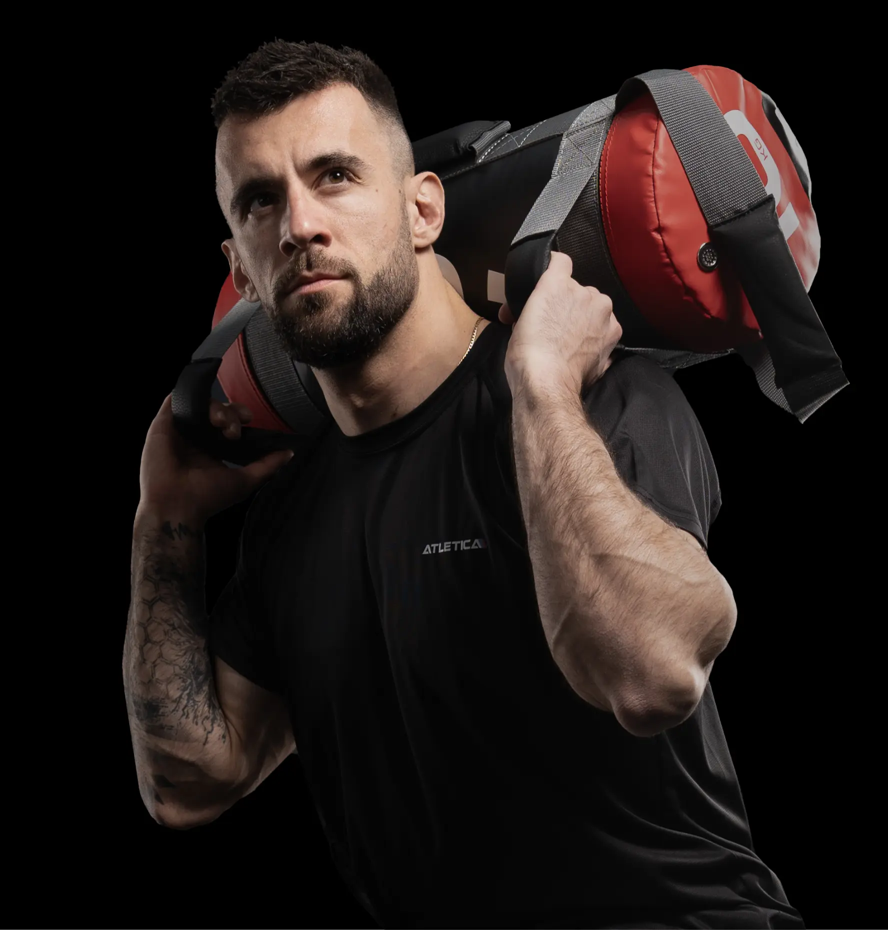 Functional Equipment: Mann mit Sandbag von Atletica auf den Schultern