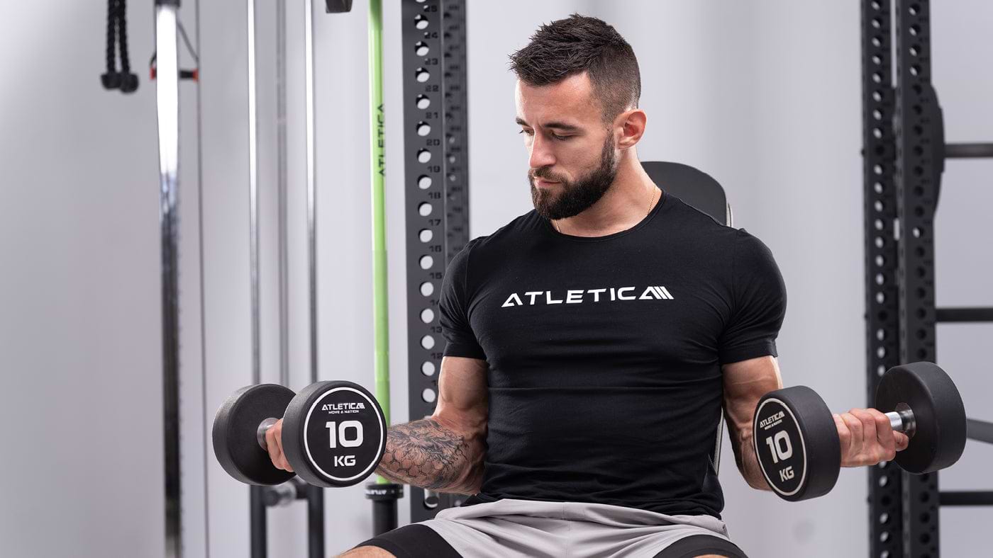 Armtraining auf der Hantelbank mit Rundhanteln