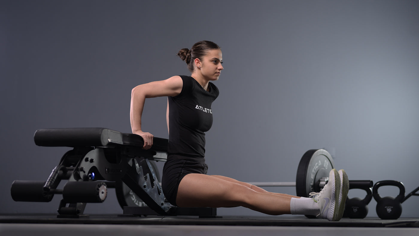 Dips auf der Hantelbank