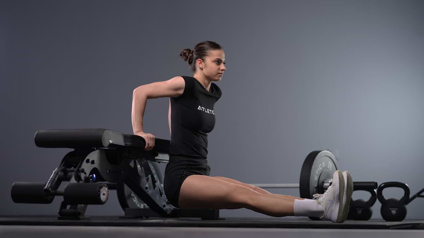 Dips auf der Hantelbank