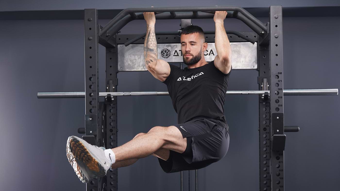 Bauchübungen an der Klimmzugstange am Power Rack