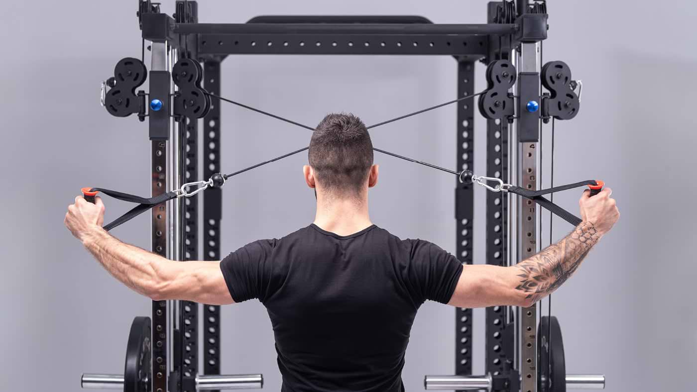 Bürogym einrichten: Training an der Kraftstation