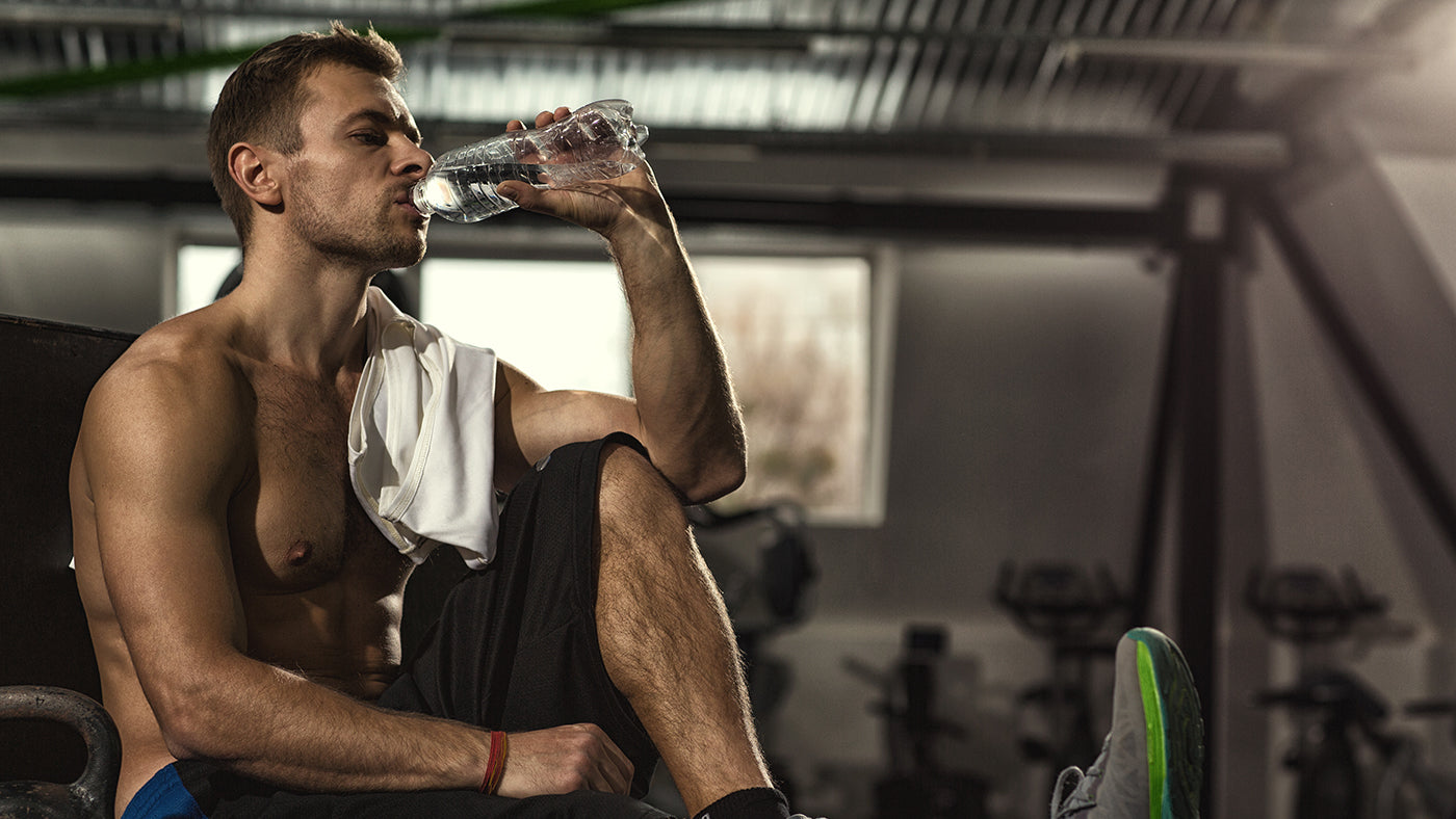 Wasser beim Training trinken