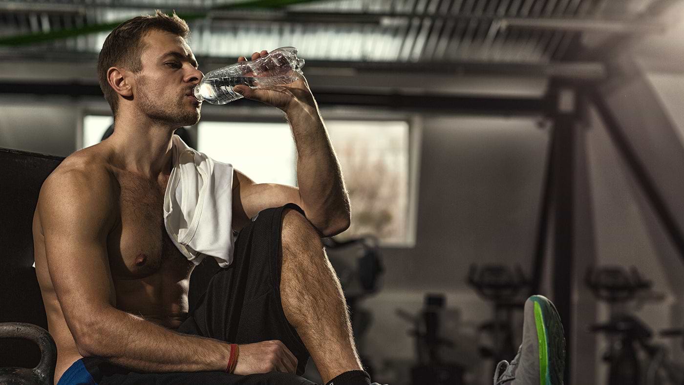 Wasser beim Training trinken