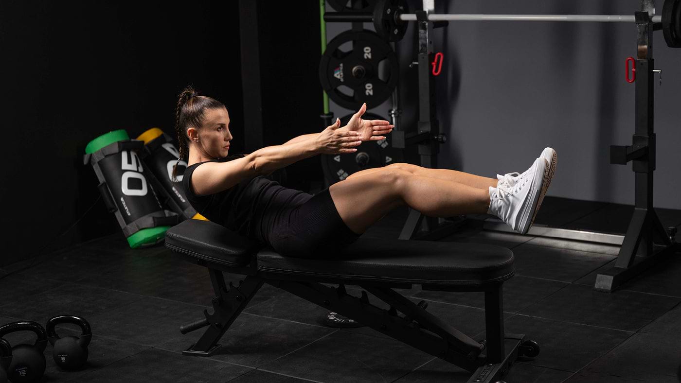 Crunches auf der Hantelbank im Home Gym