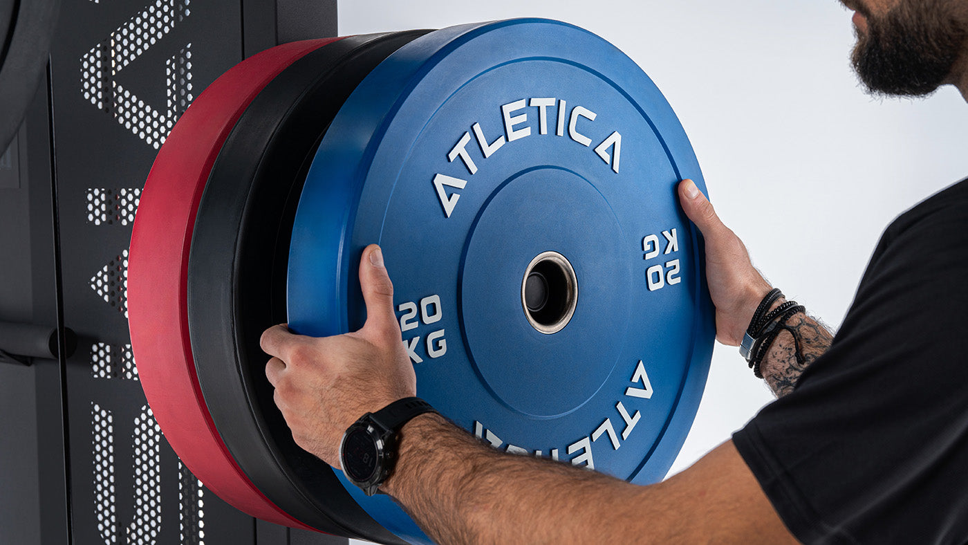 Nakládání modrých Color bumper kotoučů na Atletica posilovací věž