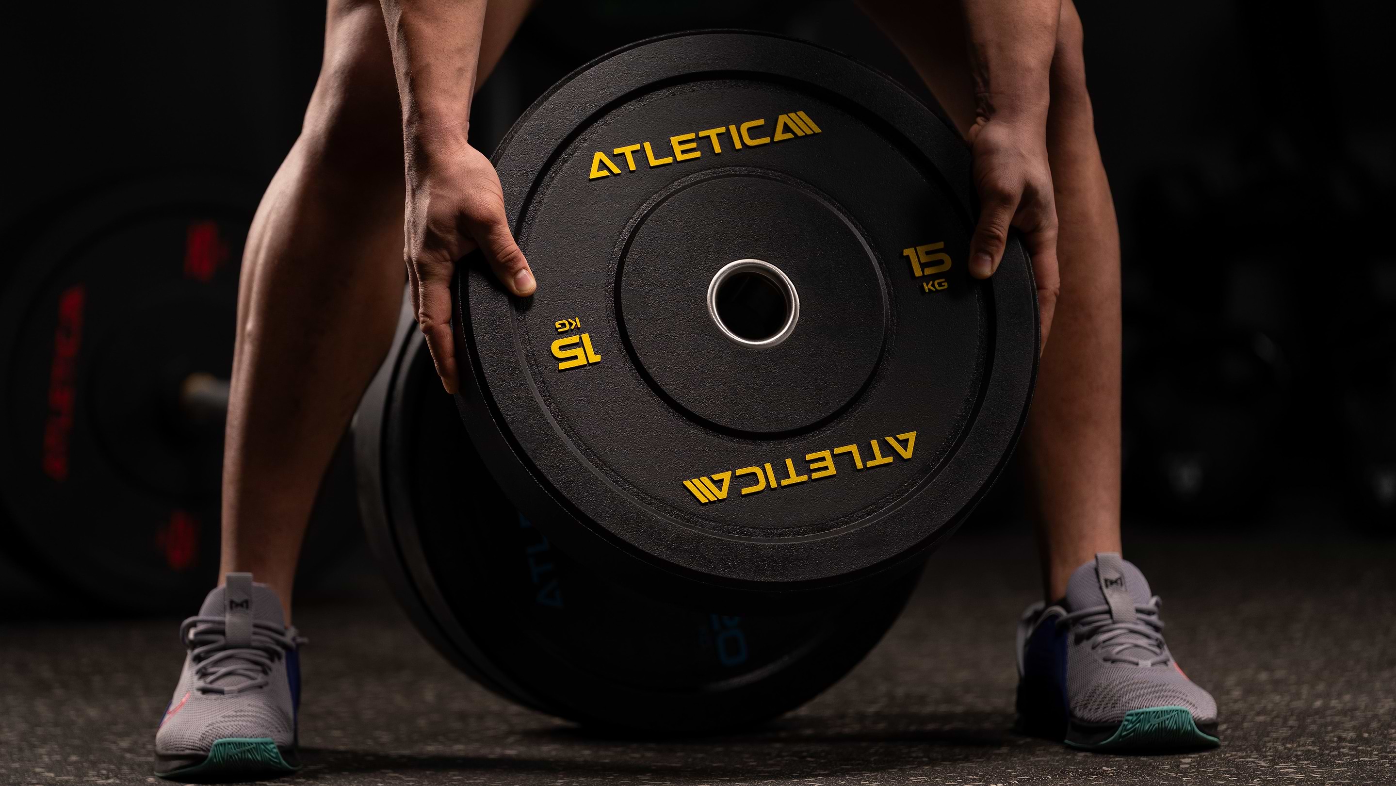 Sportovec nakládá osu s Atletica High Temp bumper kotouči 15 kg