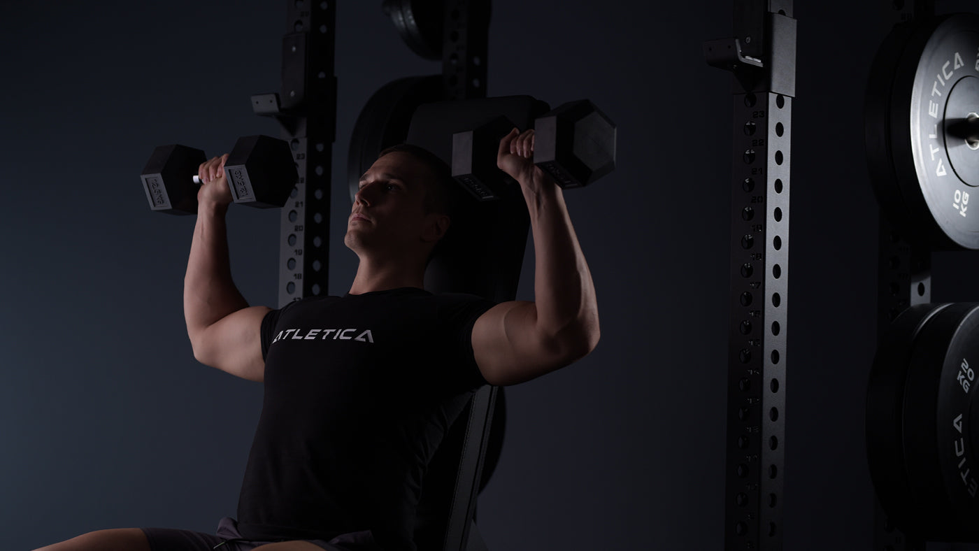 Kurzhanteltraining auf der Hantelbank im Power Rack