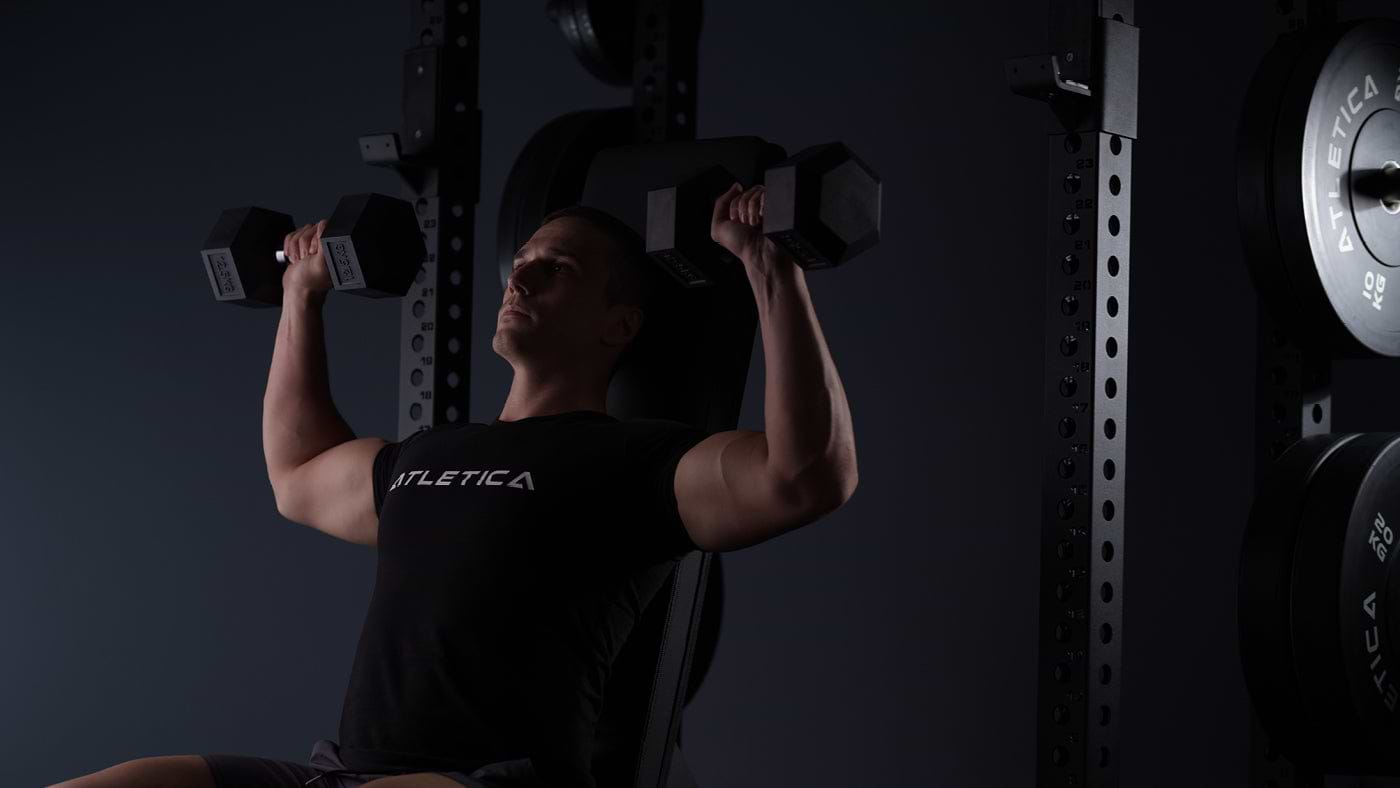 Kurzhanteltraining auf der Hantelbank im Power Rack