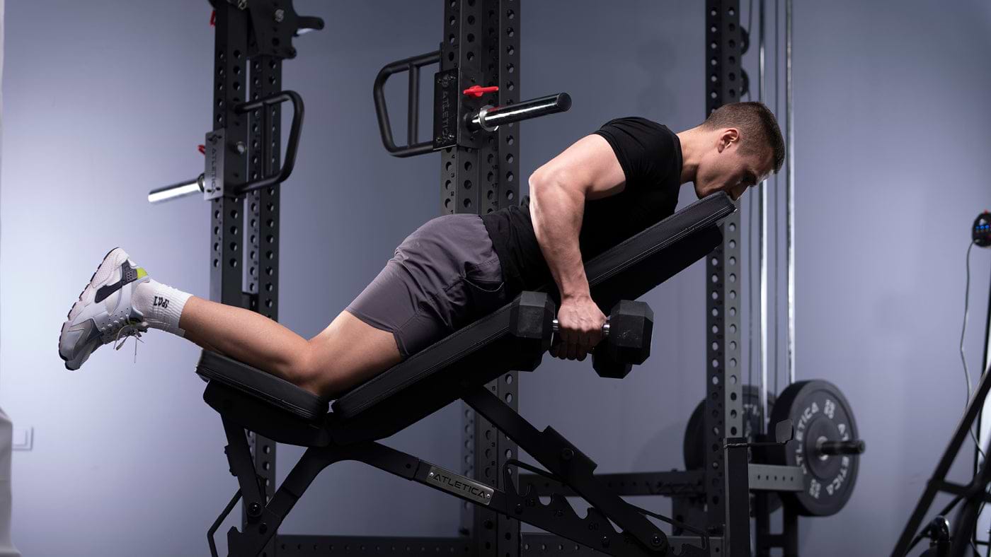 Kurzhanteln Training auf der Hantelbank