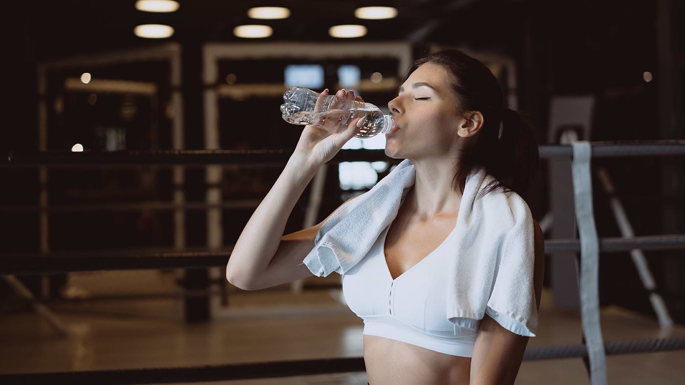 Wasser beim Sport trinken
