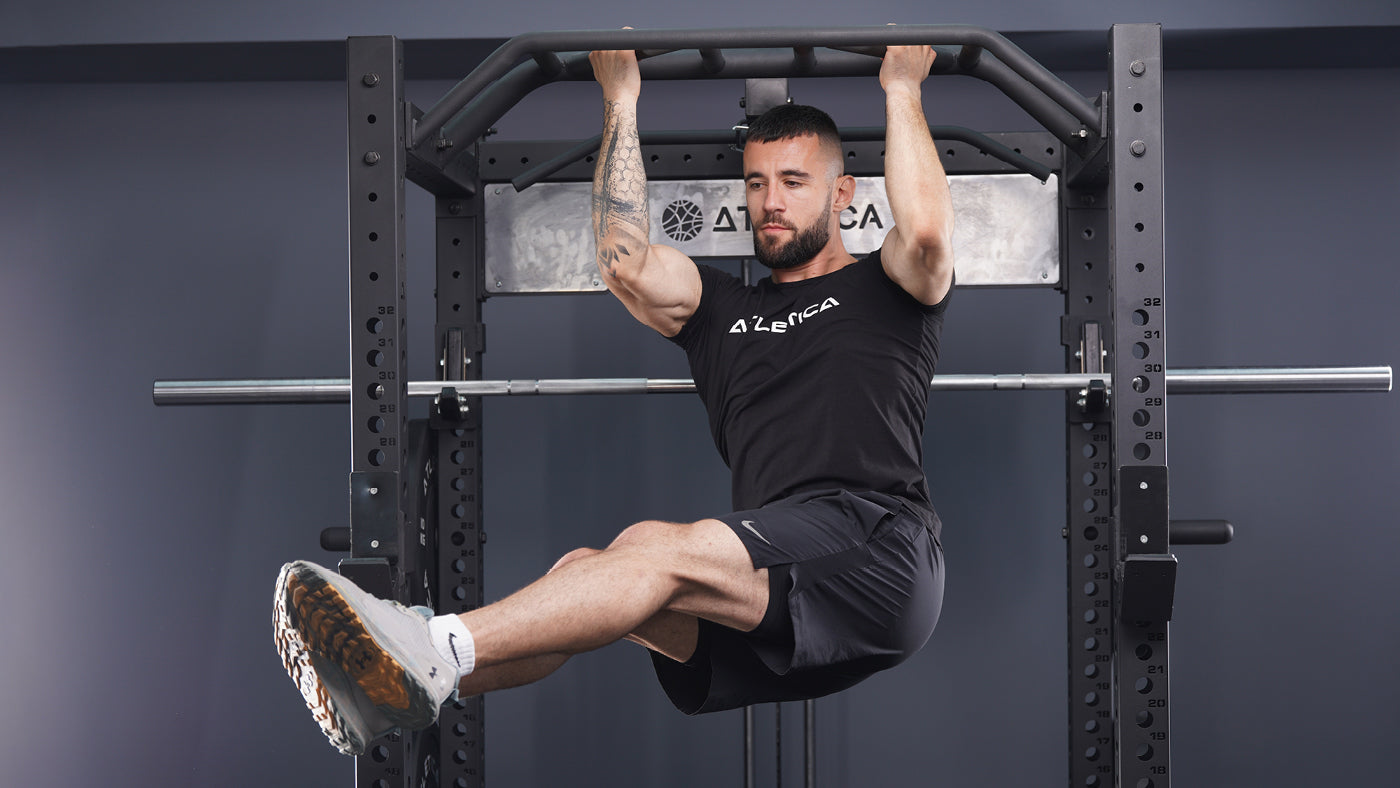 Leg Raises an der Klimmzugstange des R8 Power Racks