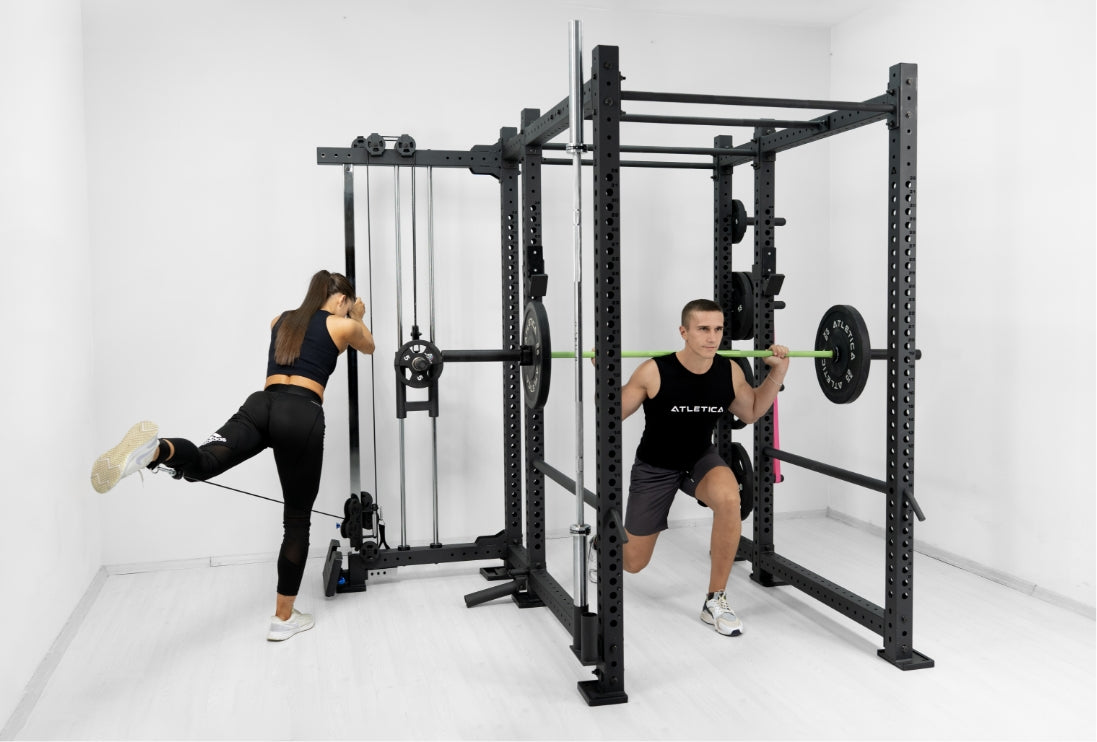 R8 Raptor: Squat Rack mit seitlichem Kabelzug-Anbau, der bis zu drei Personen gleichzeitig Training ermöglicht