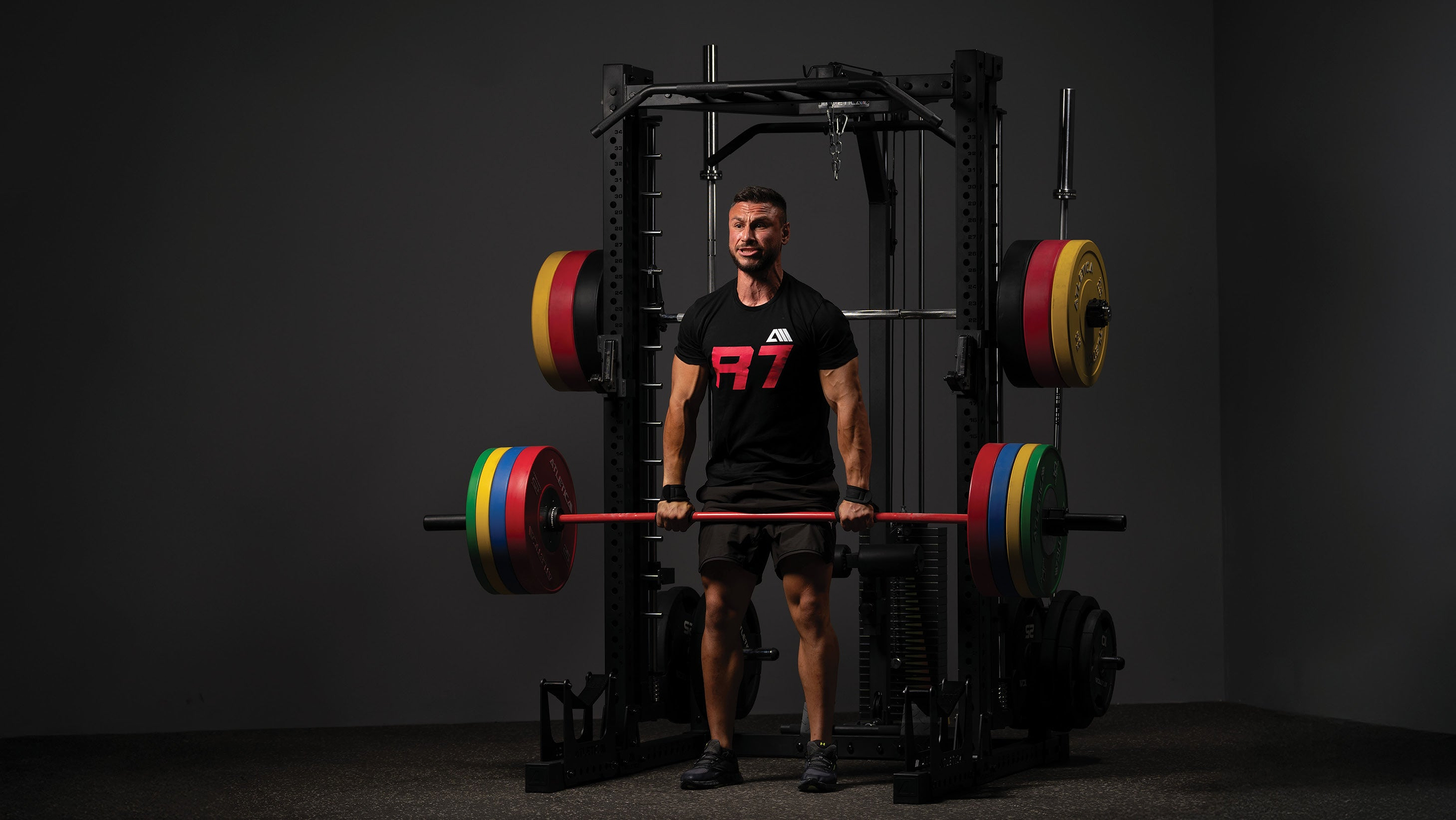 Kreuzheben an der Deadlift Station des R7 Power Racks