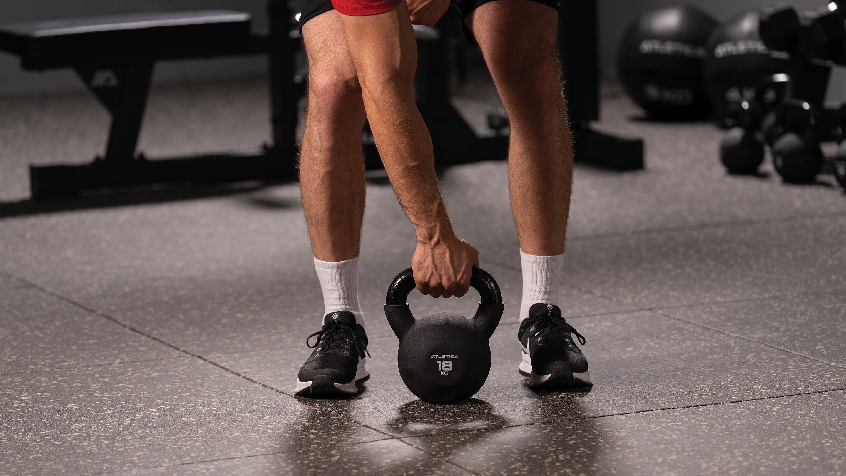 18 kg Kettlebell auf Bodenschutz im Fitnessstudio