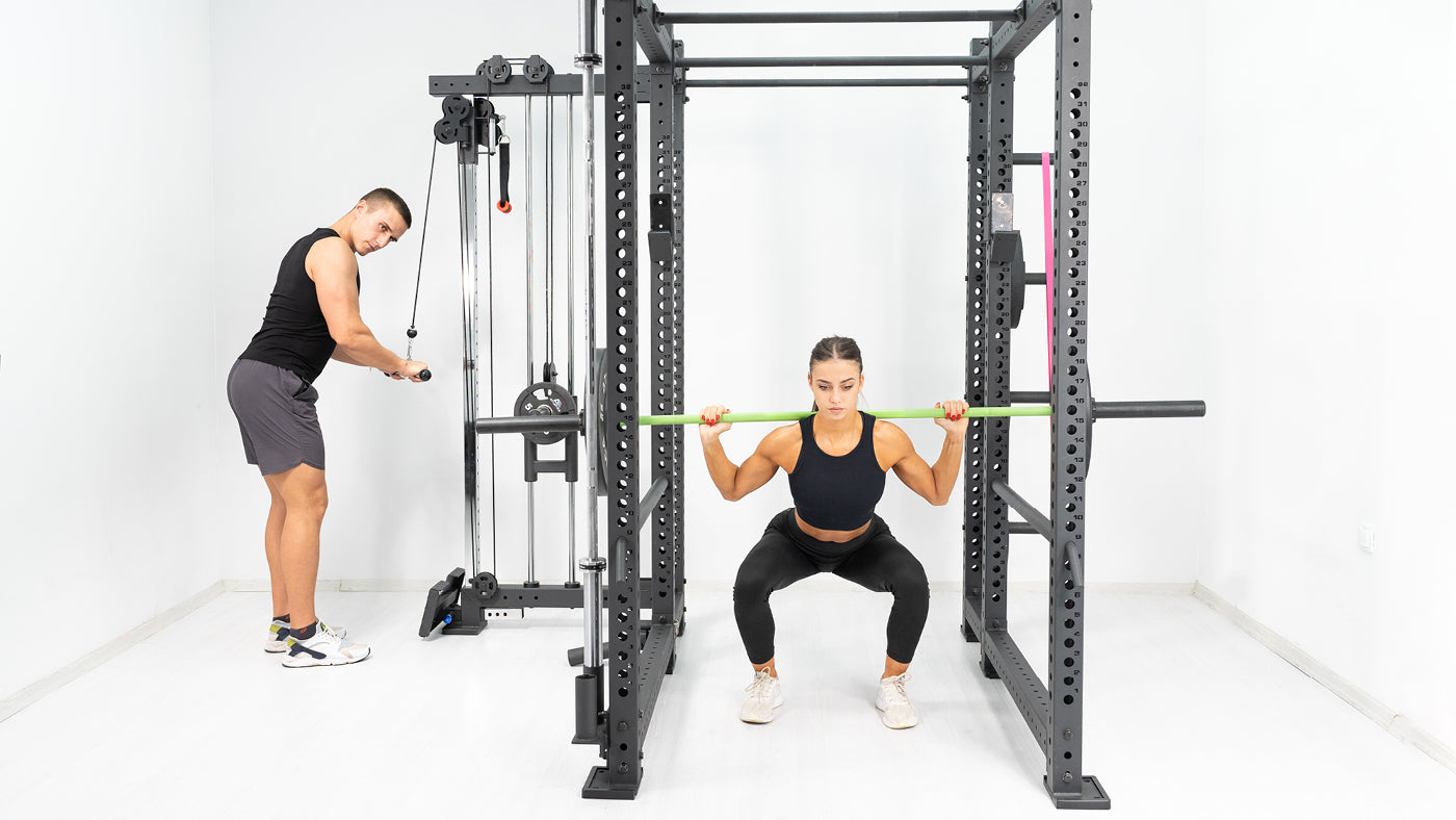 Kniebeuge mit Langhantel im R8 Power Rack