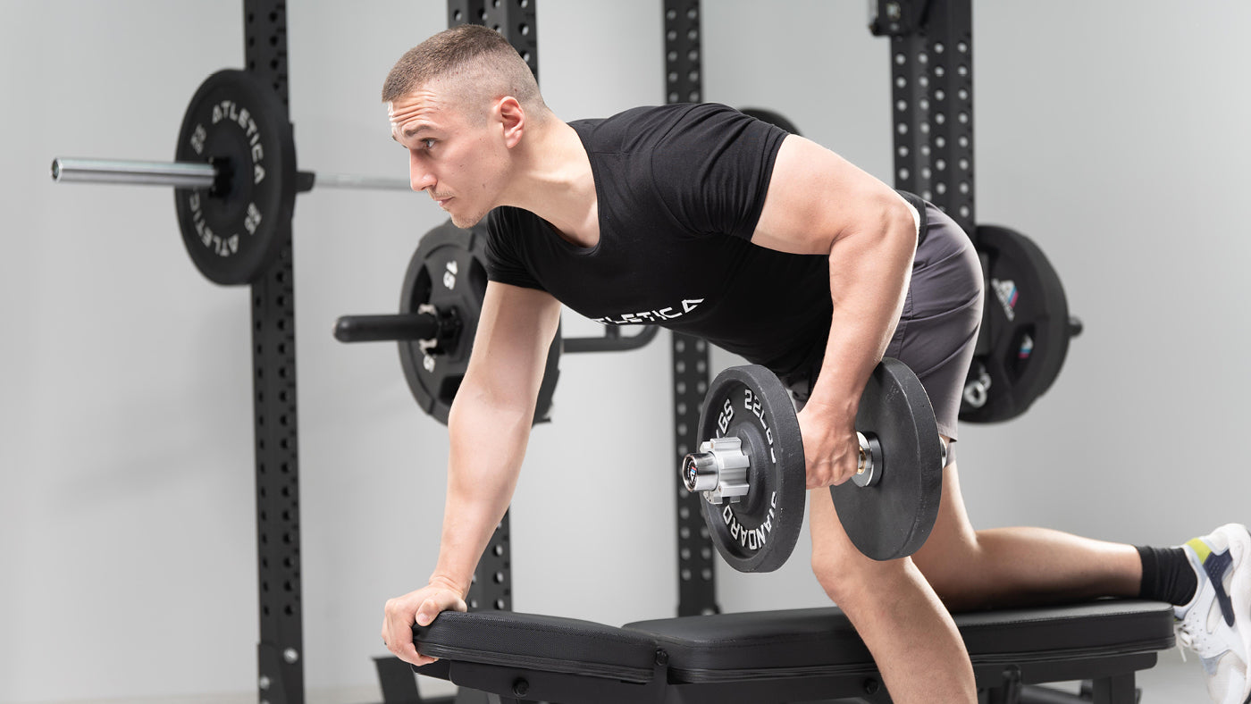 Armtraining mit der Kurzhantelstange mit Gewichten