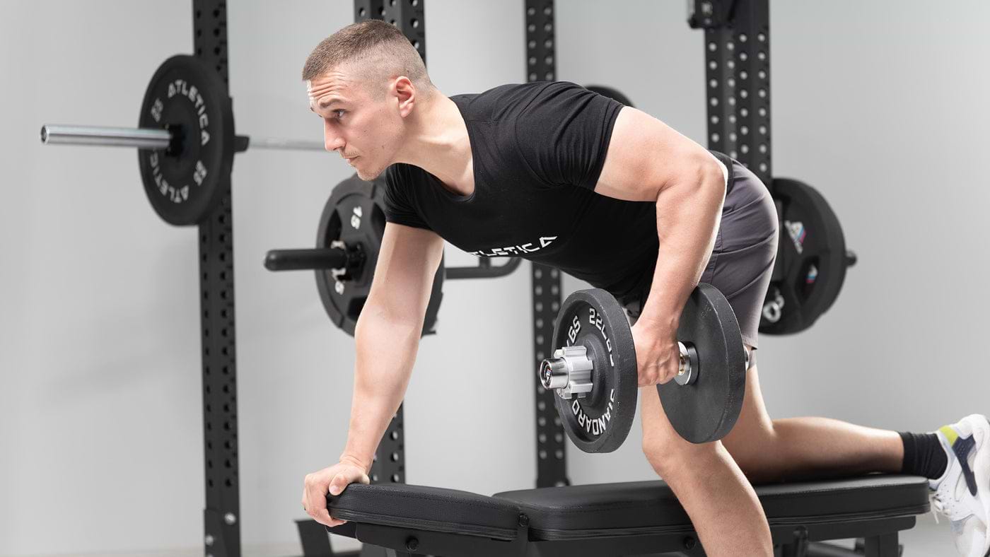 Armtraining mit der Kurzhantelstange mit Gewichten