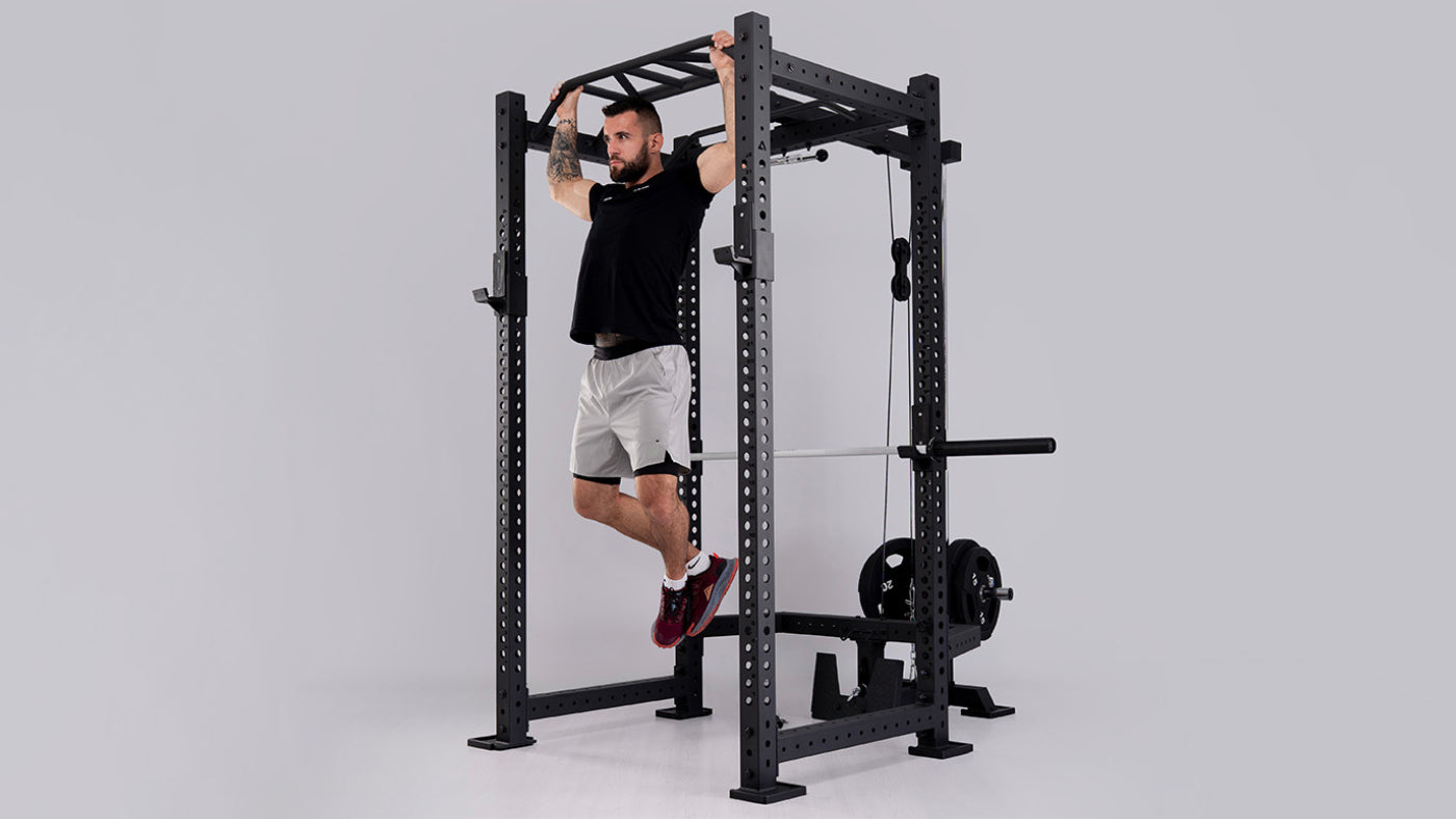 Klimmzüge am R8 Blackhawk Power Rack von Atletica