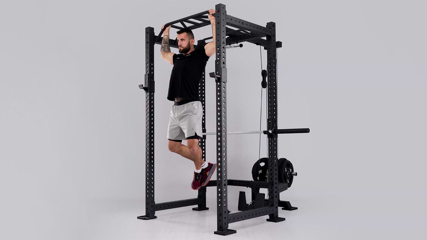 Klimmzüge am R8 Blackhawk Power Rack von Atletica