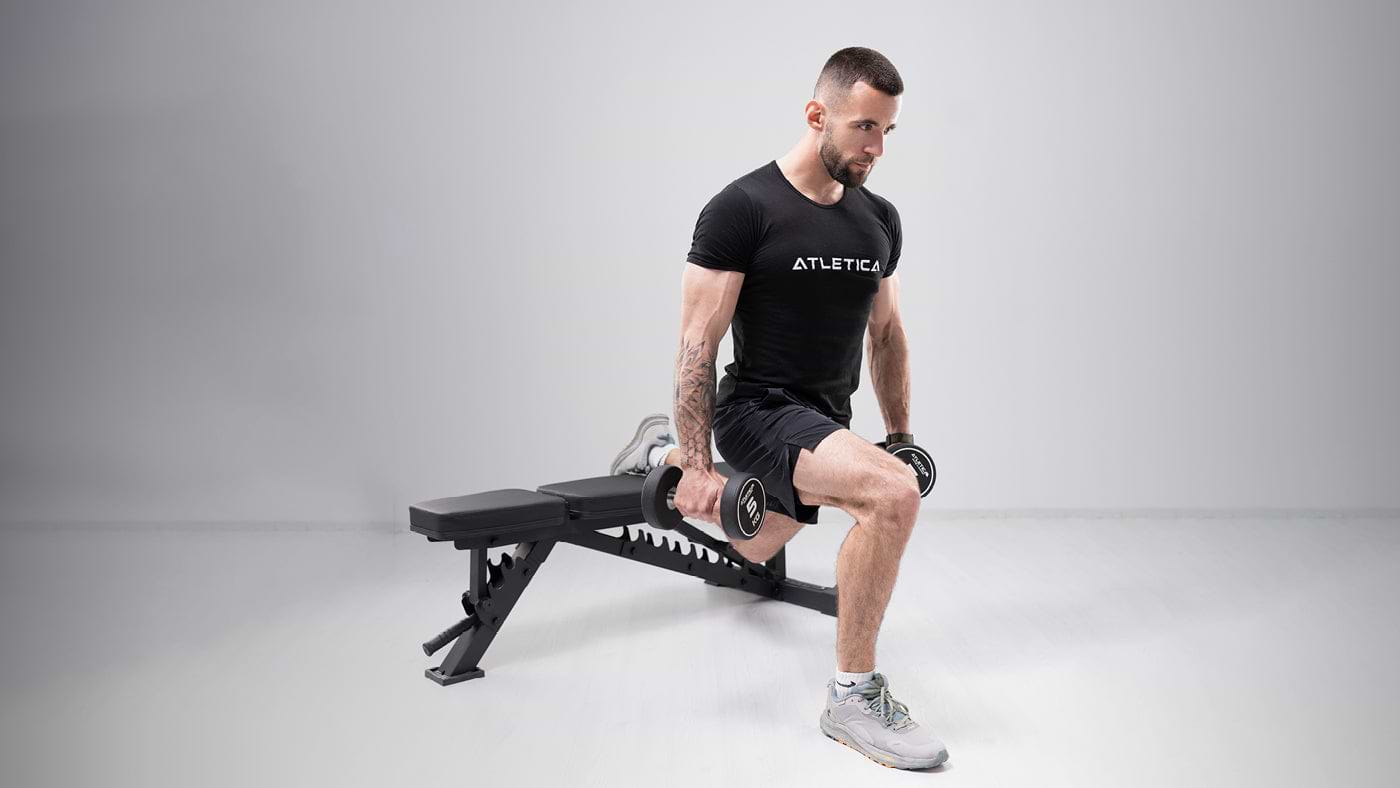 Bulgarian Split Squat mit Kurzhanteln auf der Hantelbank