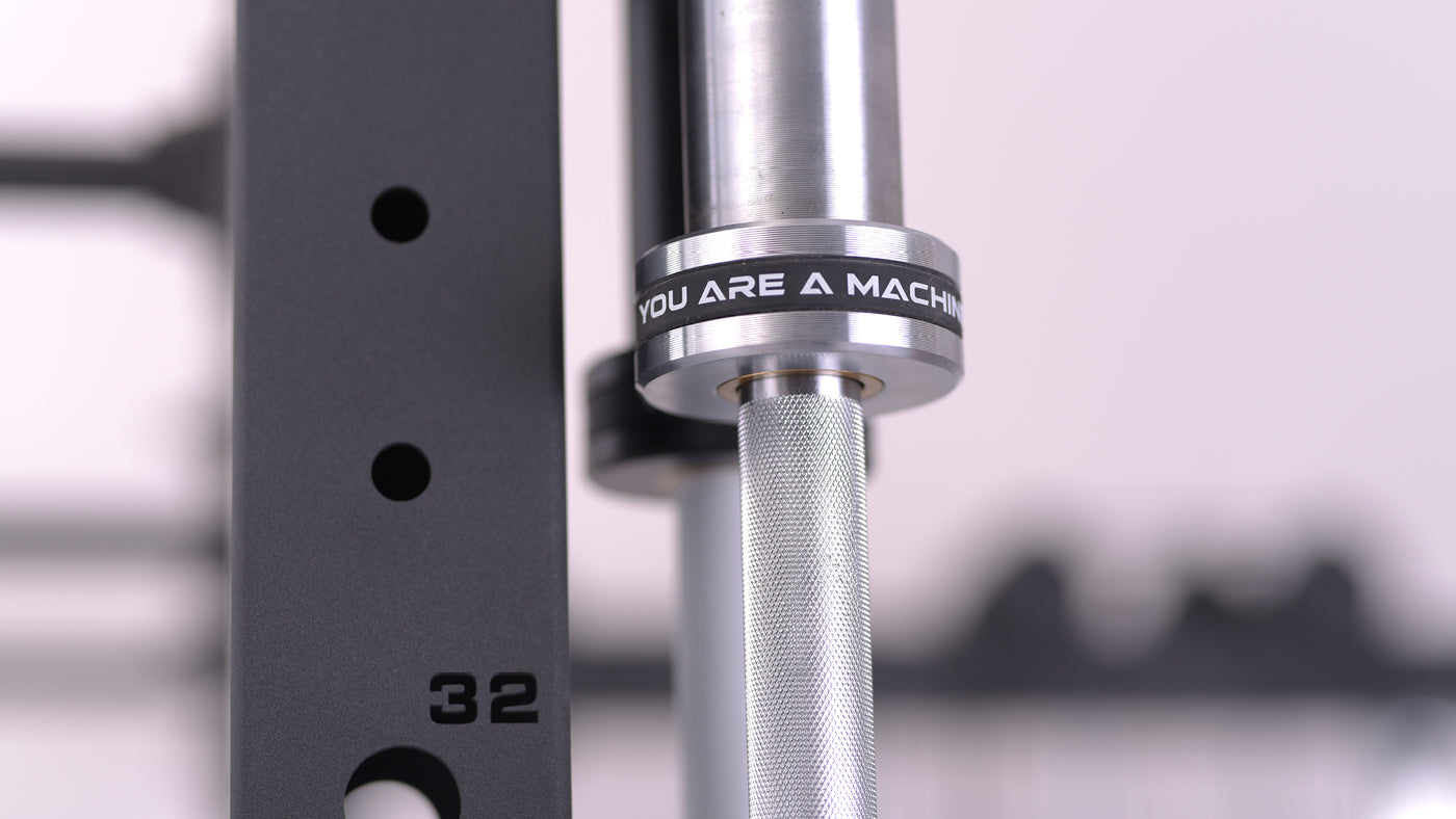 Power Rack Upright mit gelaserten Ziffern und Atletica Olympia Chrome Langhantel-Sleeve in Detail 