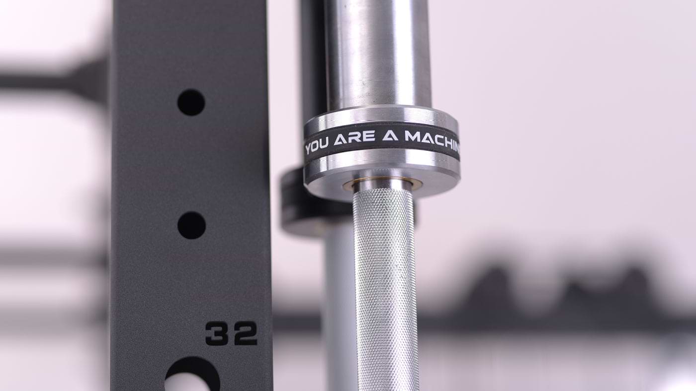 Power Rack Upright mit gelaserten Ziffern und Atletica Olympia Chrome Langhantel-Sleeve in Detail