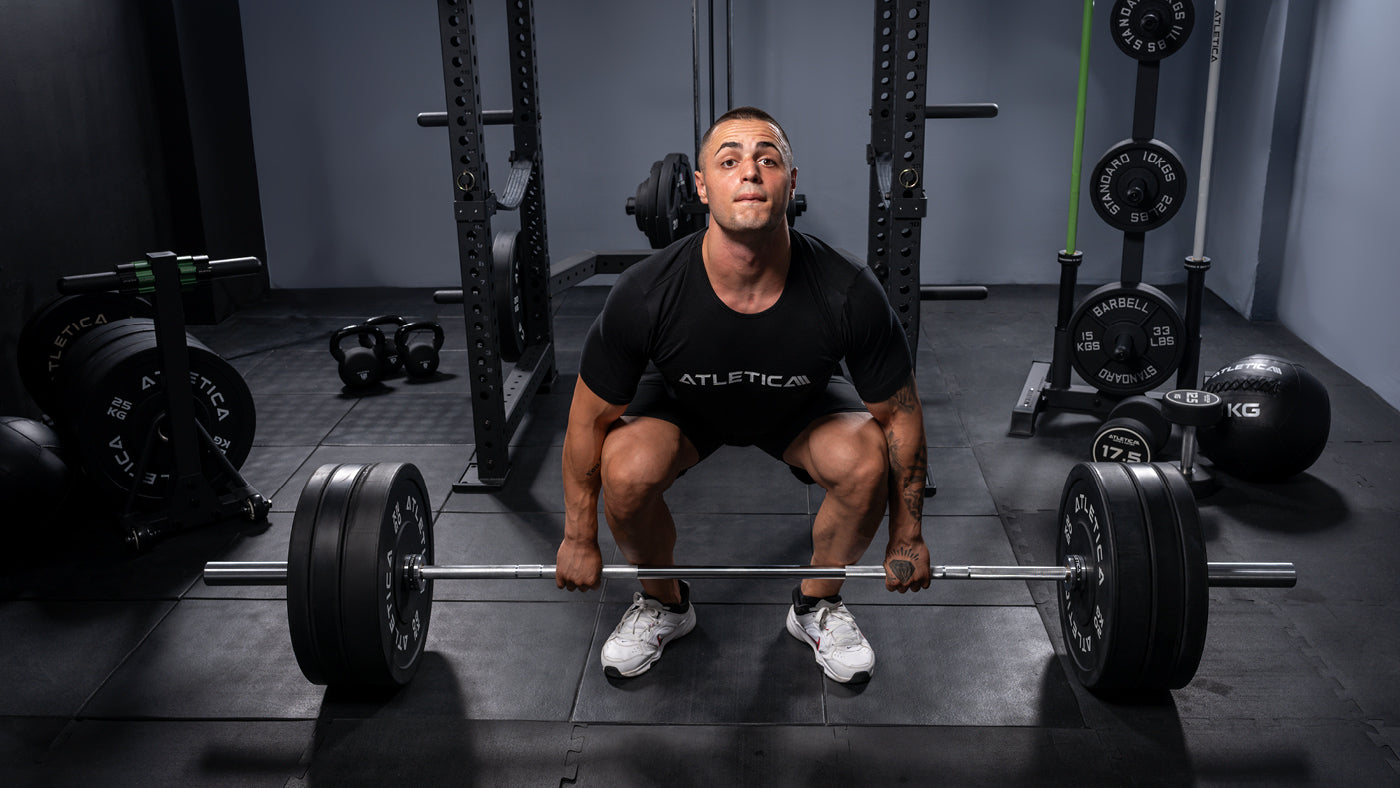 Karlos Nasar beim Kreuzheben mit Atletica Alpha Langhantel und Bumper Plates im Fitnessstudio
