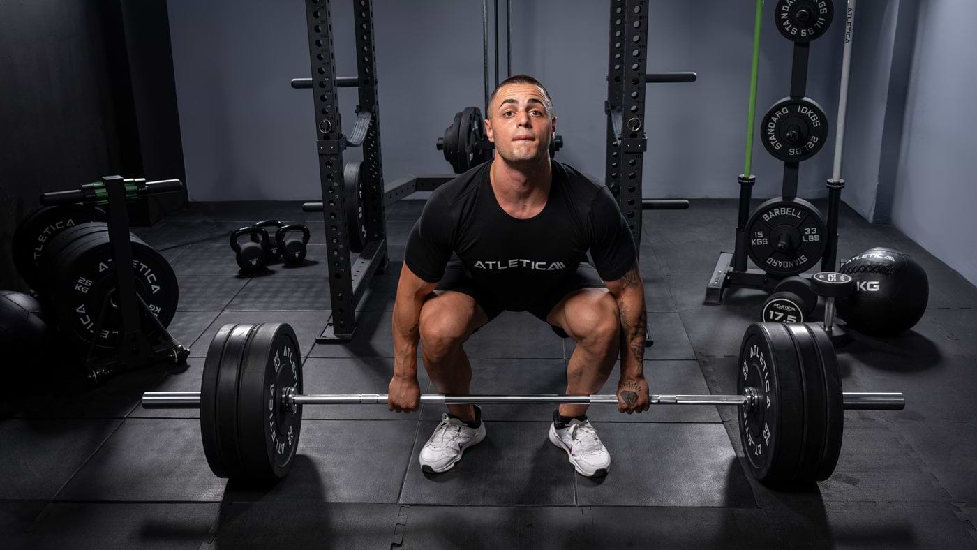 Karlos Nasar beim Kreuzheben mit Atletica Alpha Langhantel und Bumper Plates im Fitnessstudio