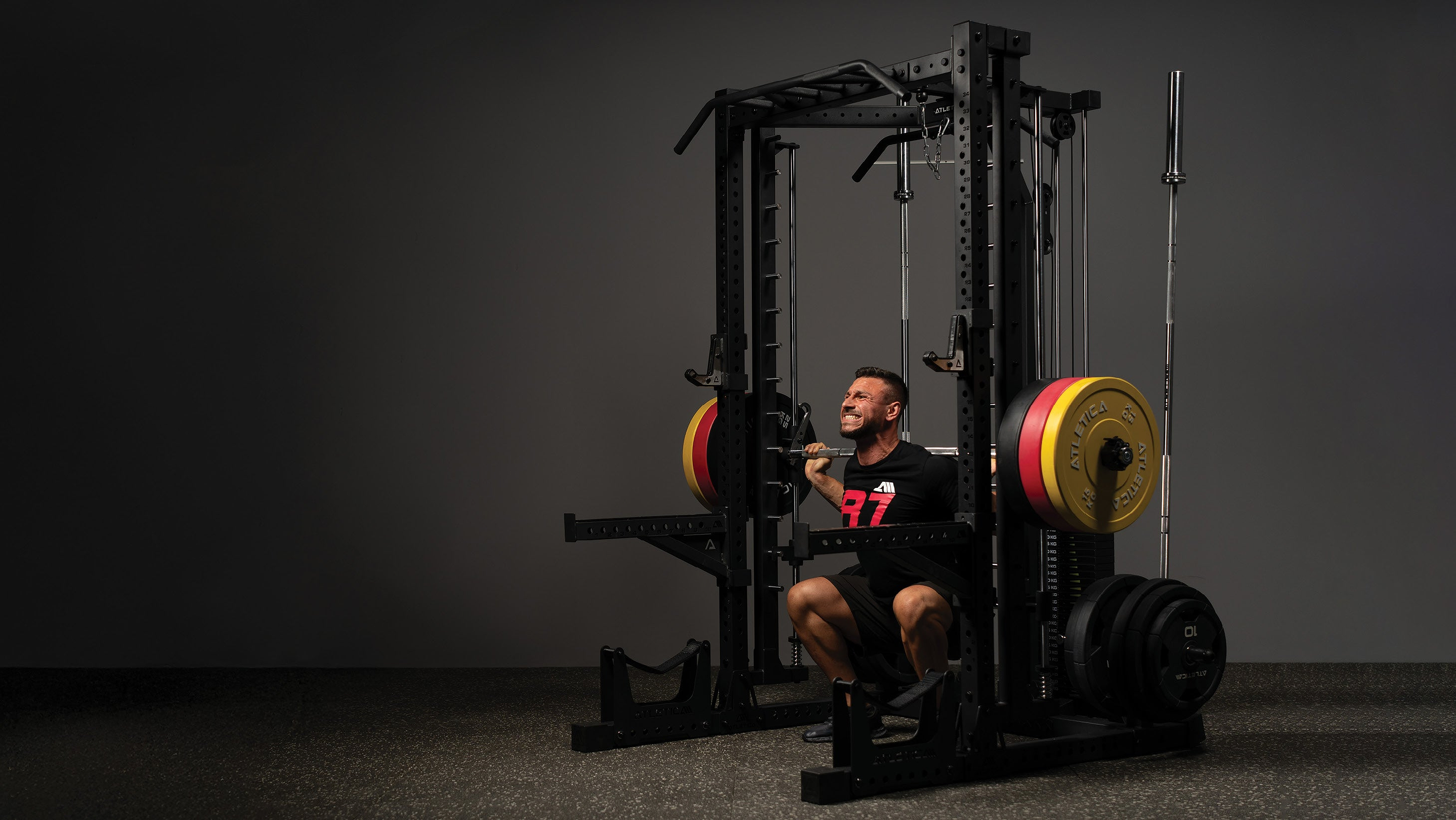 Athlet führt Kniebeuge an der Multipresse des R7 Nemesis Rack aus