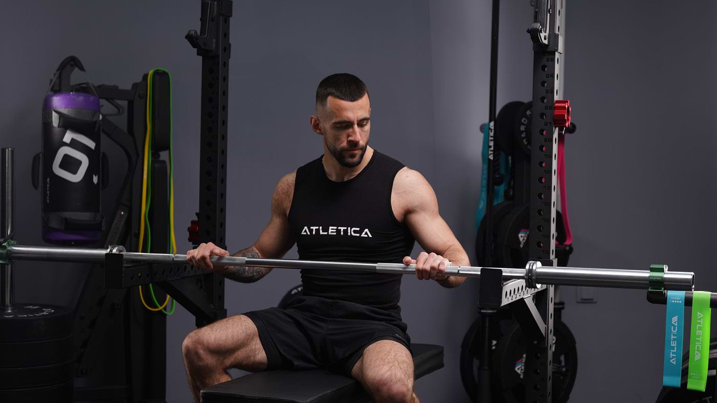 Langhanteltraining am Squat Rack mit Hantelbank