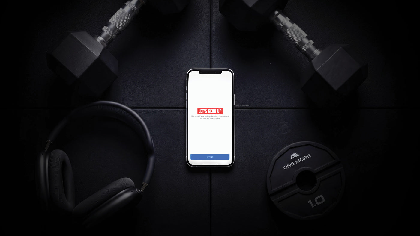 Atletica Training App geladen auf einem Handy neben Hanteln und Gewichten
