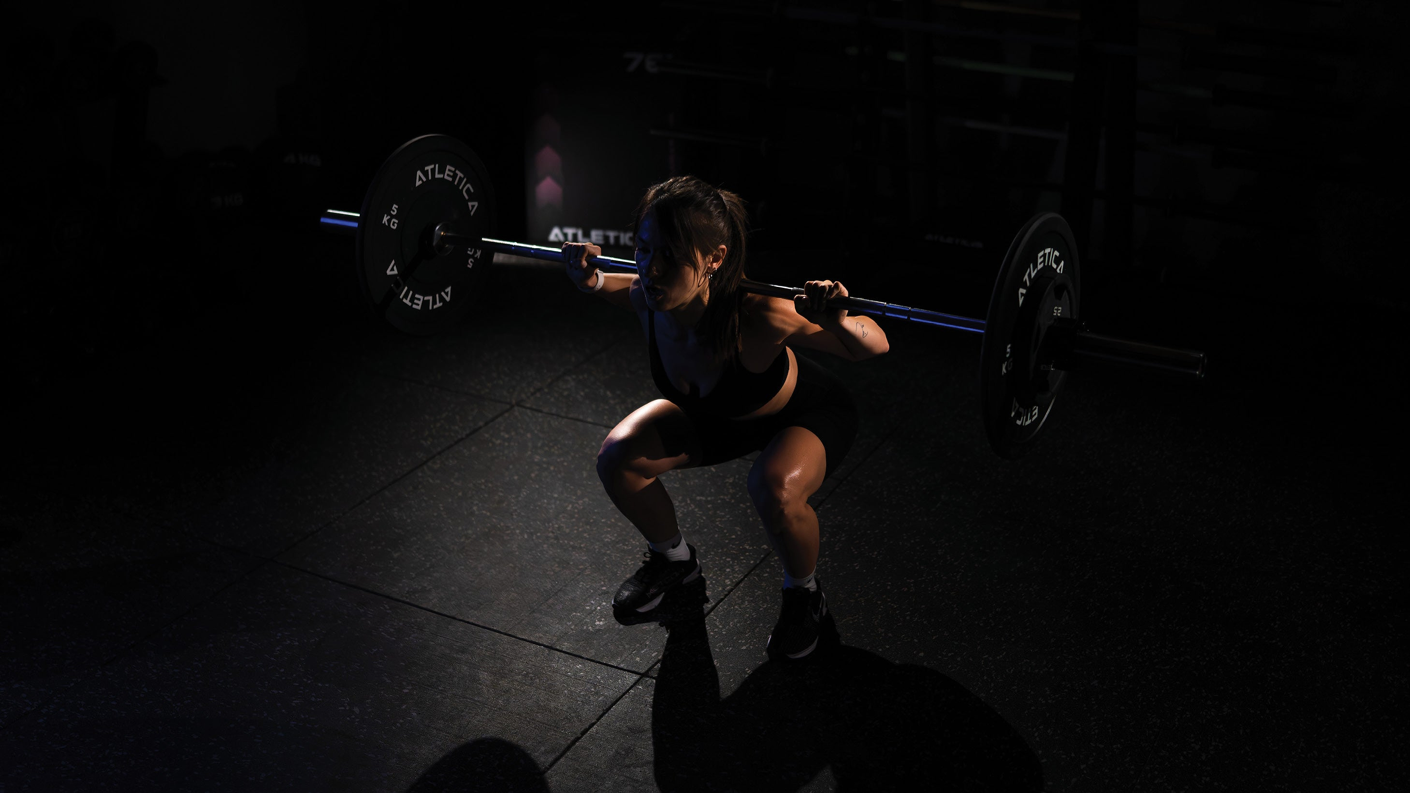 Back squat med Atletica skivstång med bumperskivor