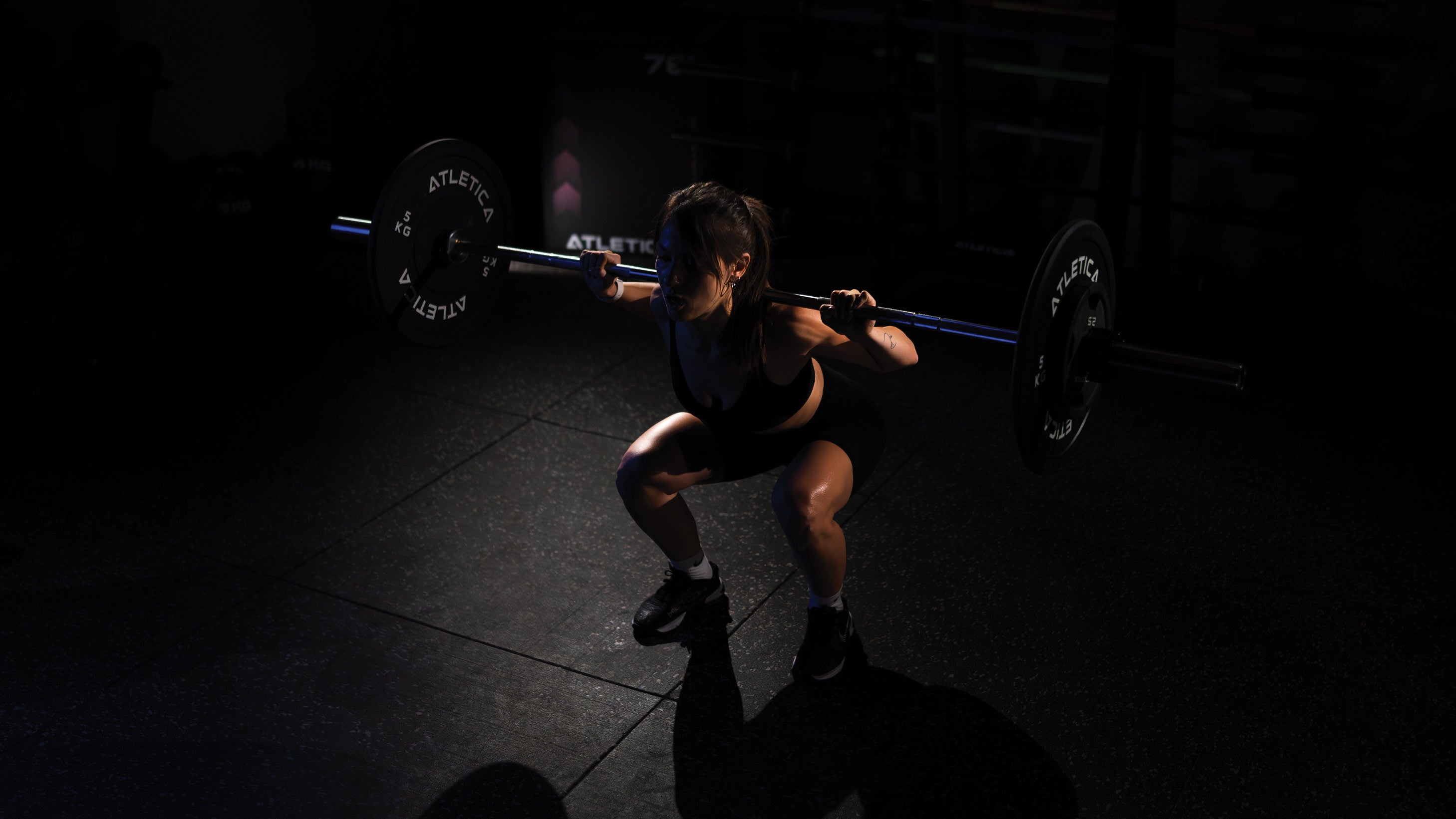 Back squat med Atletica skivstång med bumperskivor
