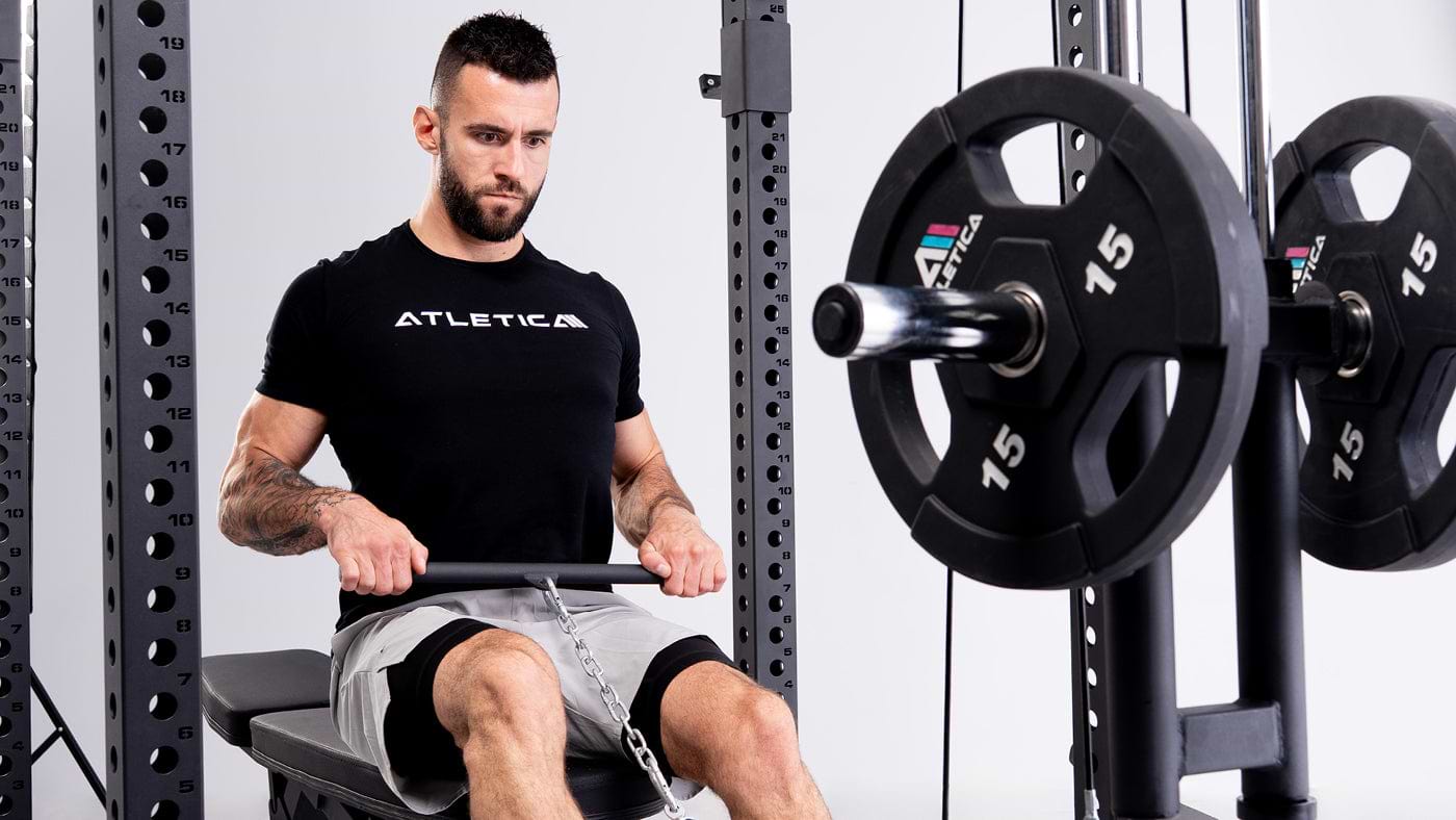 Rudern am R8 Blackhawk Power Rack mit Kabelzug