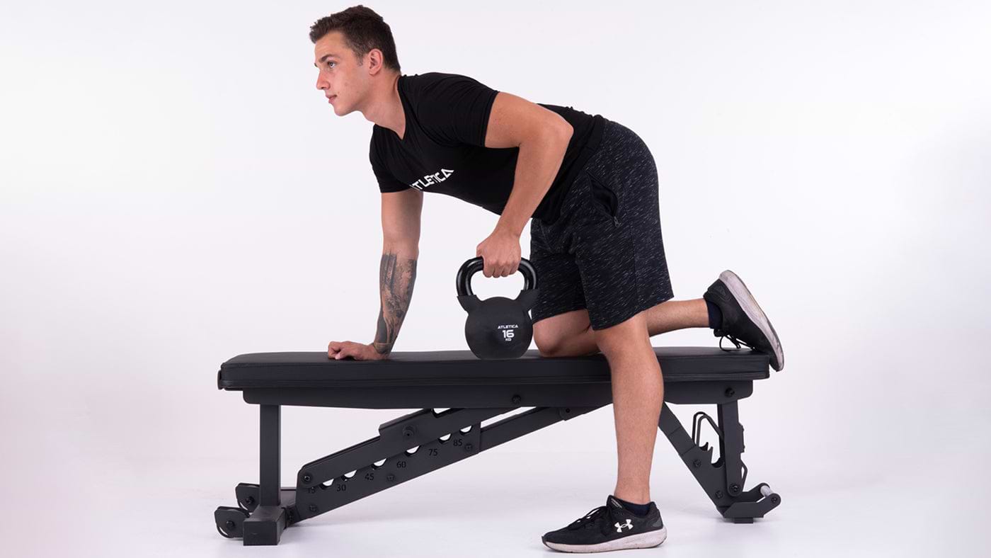Armtraining mit Kettlebell auf der Hantelbank