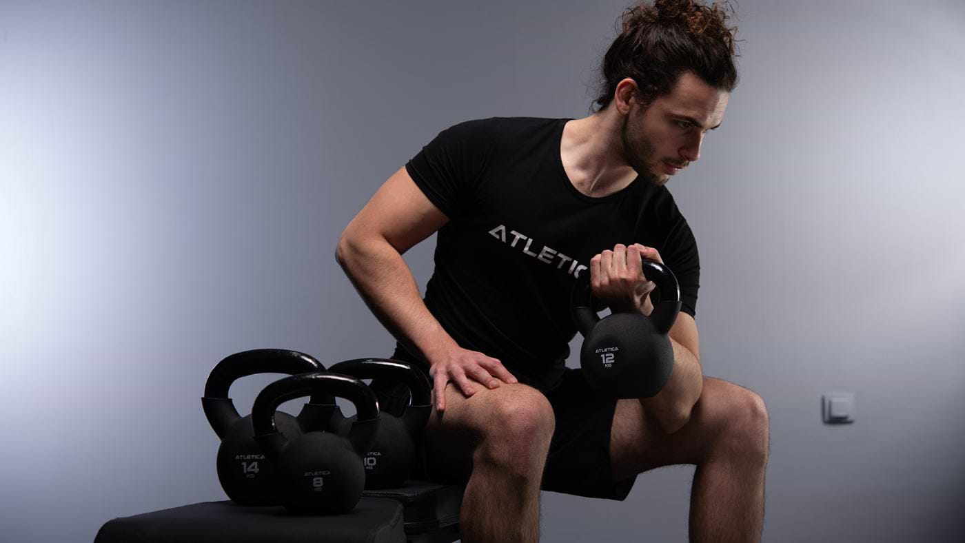 Bizepsübungen mit einem Kettlebell