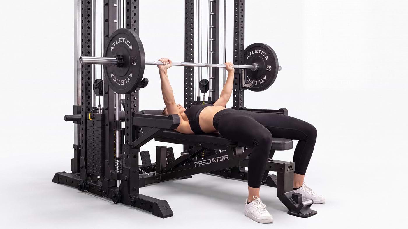 Bänkpress i multipressen på R7 EVO Fighter Power Rack