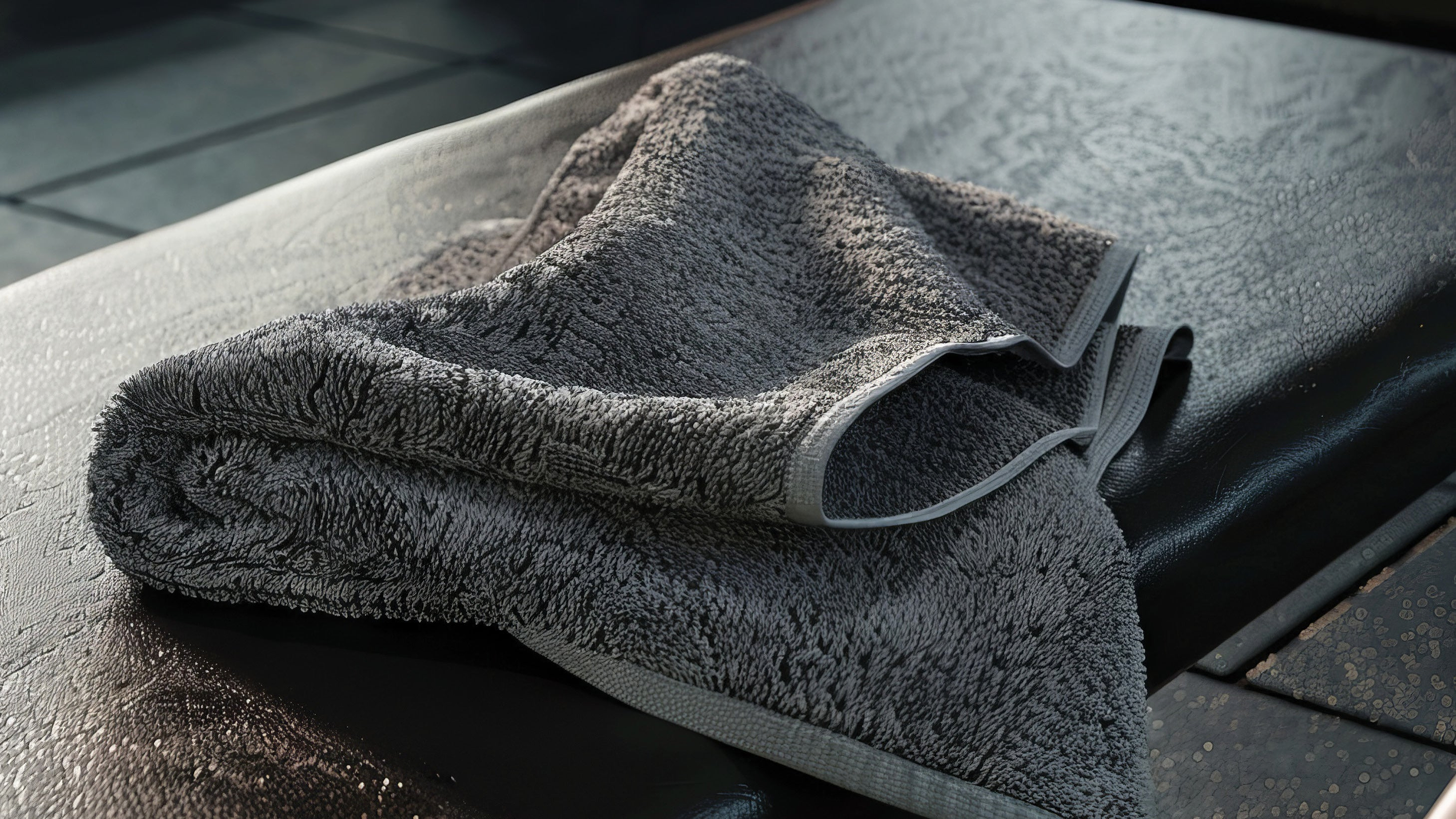 Sporthandtuch auf einer Hantelbank