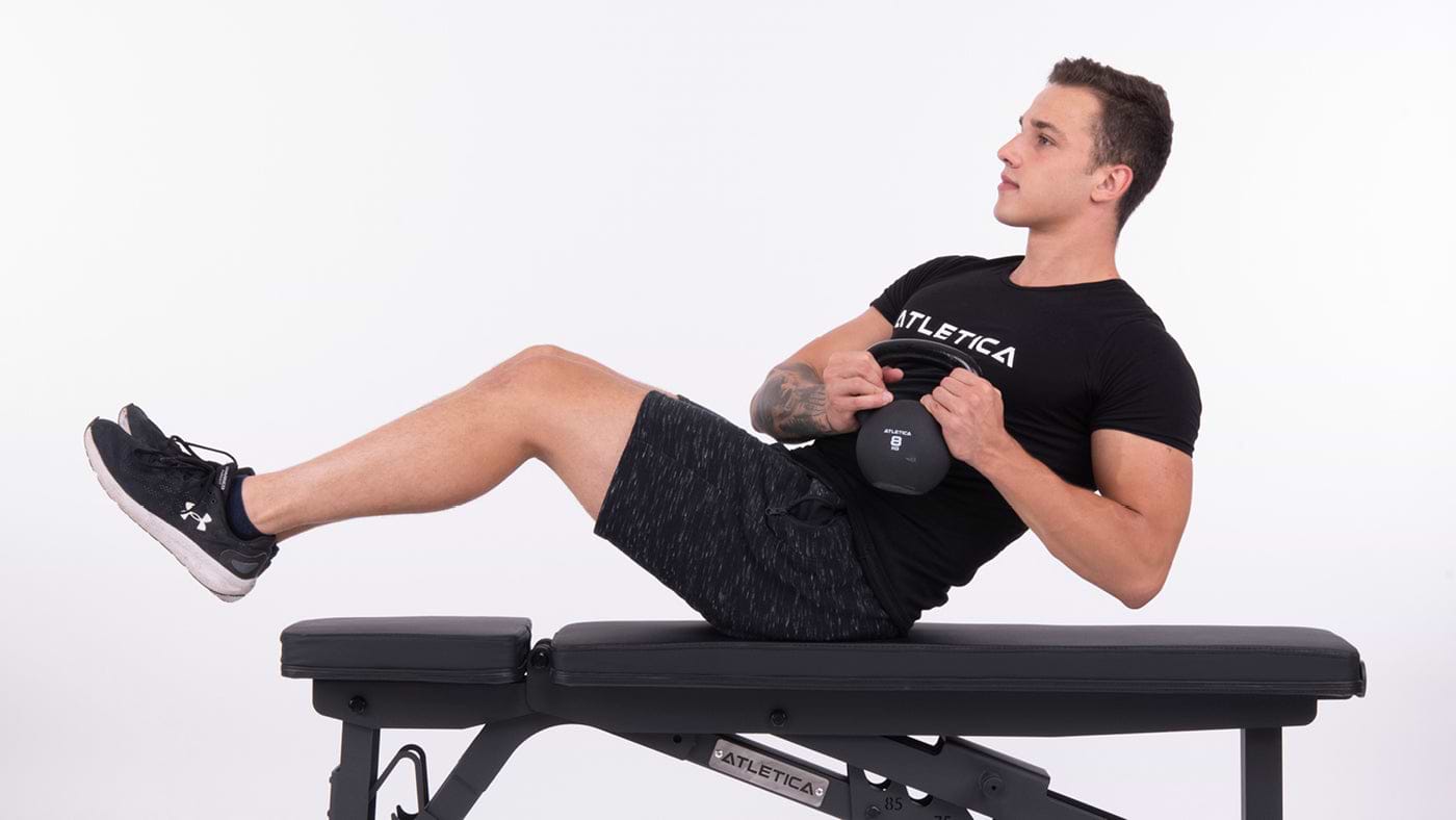 Russian Twists mit Kettlebell auf der Hantelbank