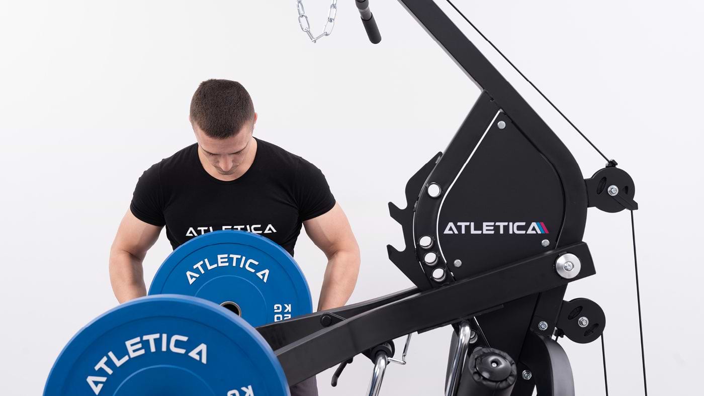 Caricamento dei bumper plates sulla X-Tron Multigym
