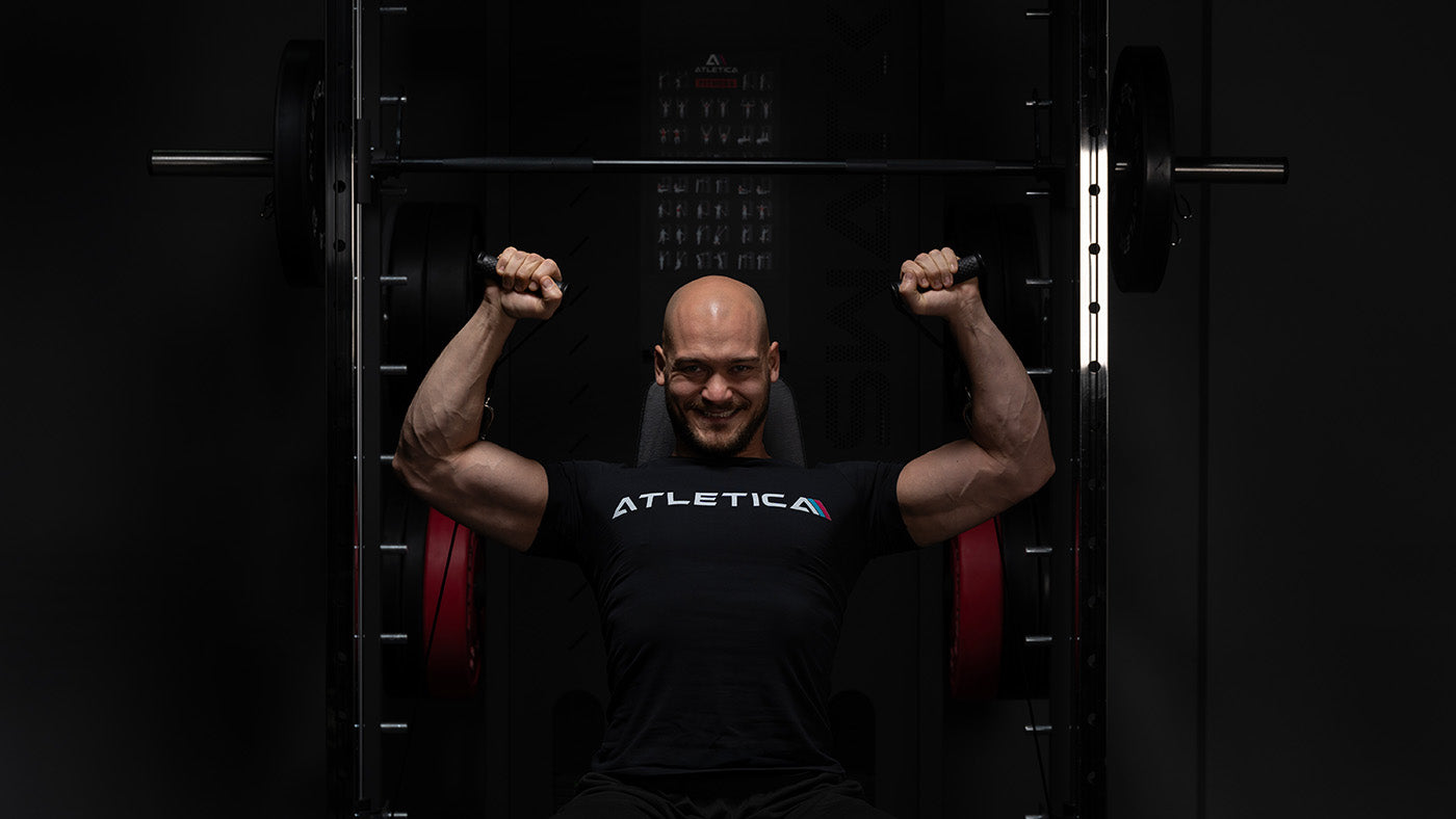 Armtraining am Kabelzug der Kraftstation