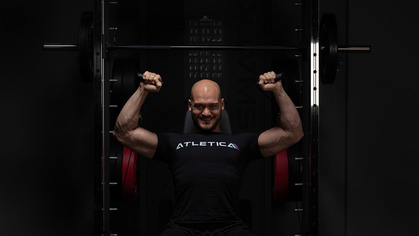 Armtraining am Kabelzug der Kraftstation