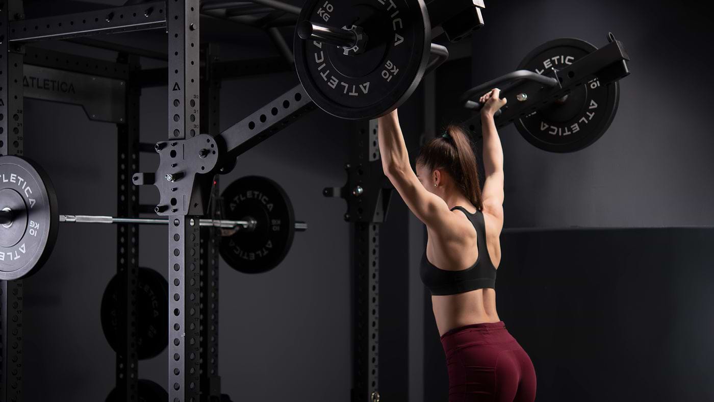 Workout für die Schulter an der Kraftstation