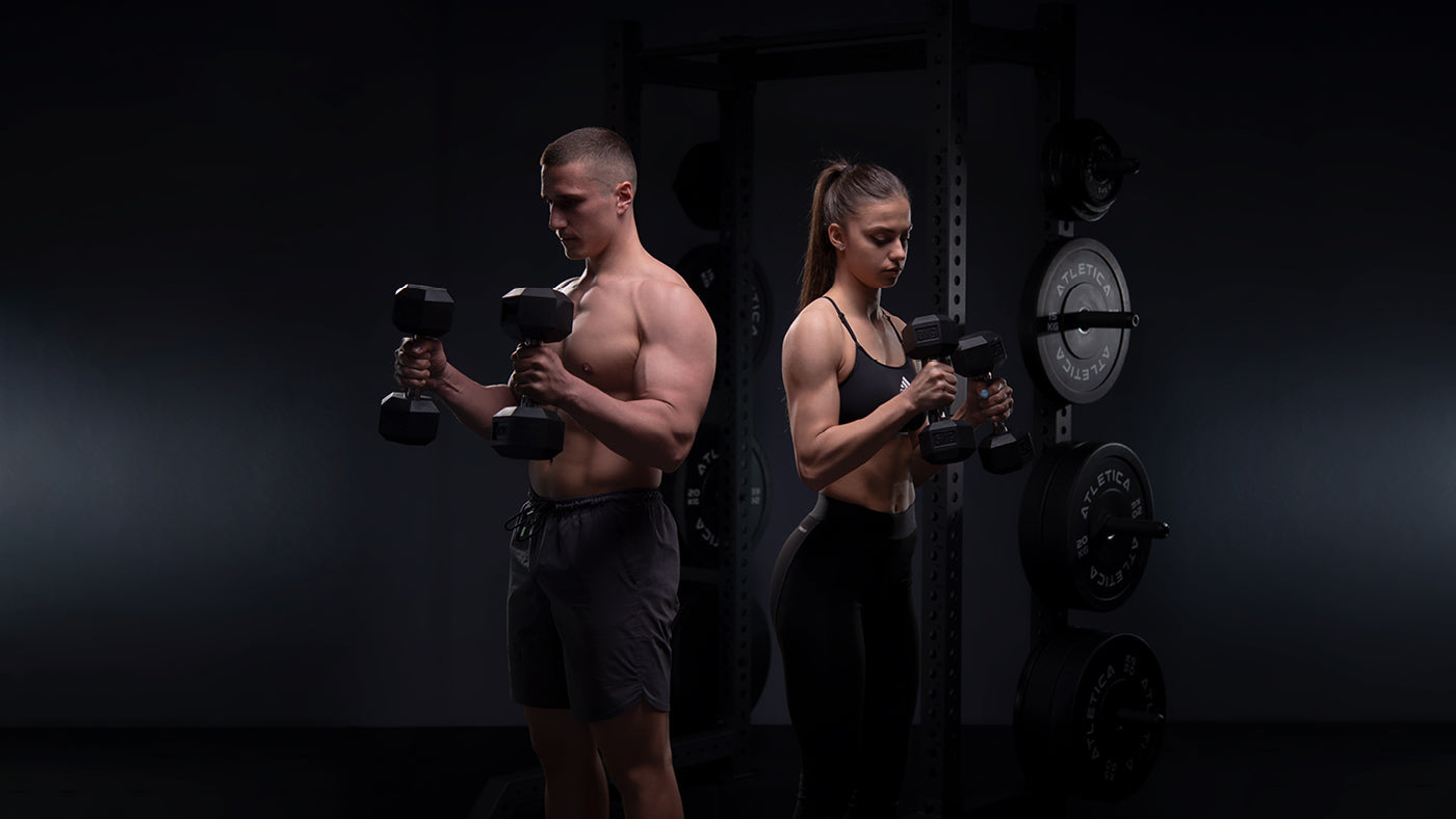 Partner-Workout mit Kurzhanteln