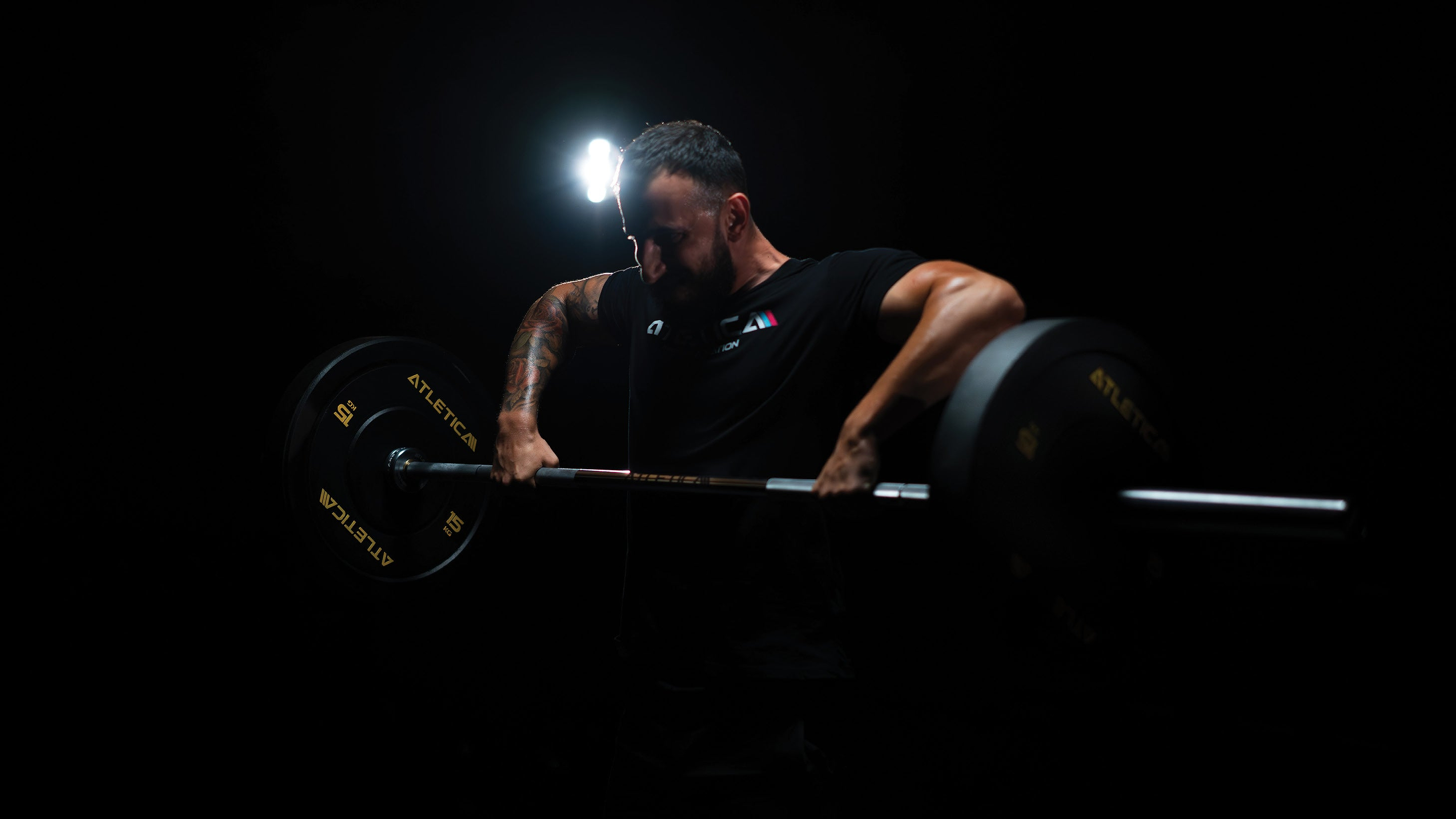 Krafttraining mit Langhantel mit Gewichten