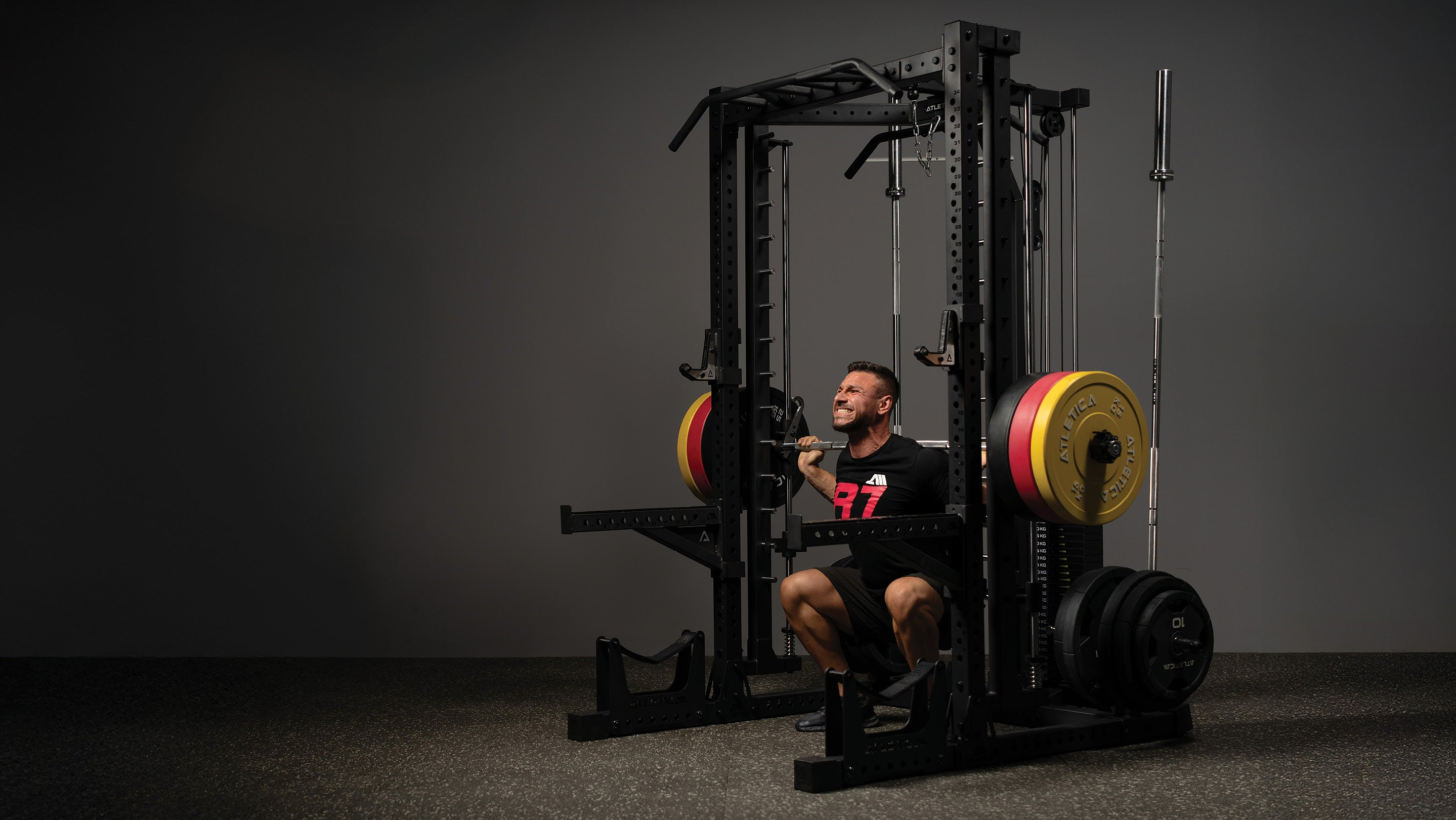 Squat Rack Kniebeuge im Cage